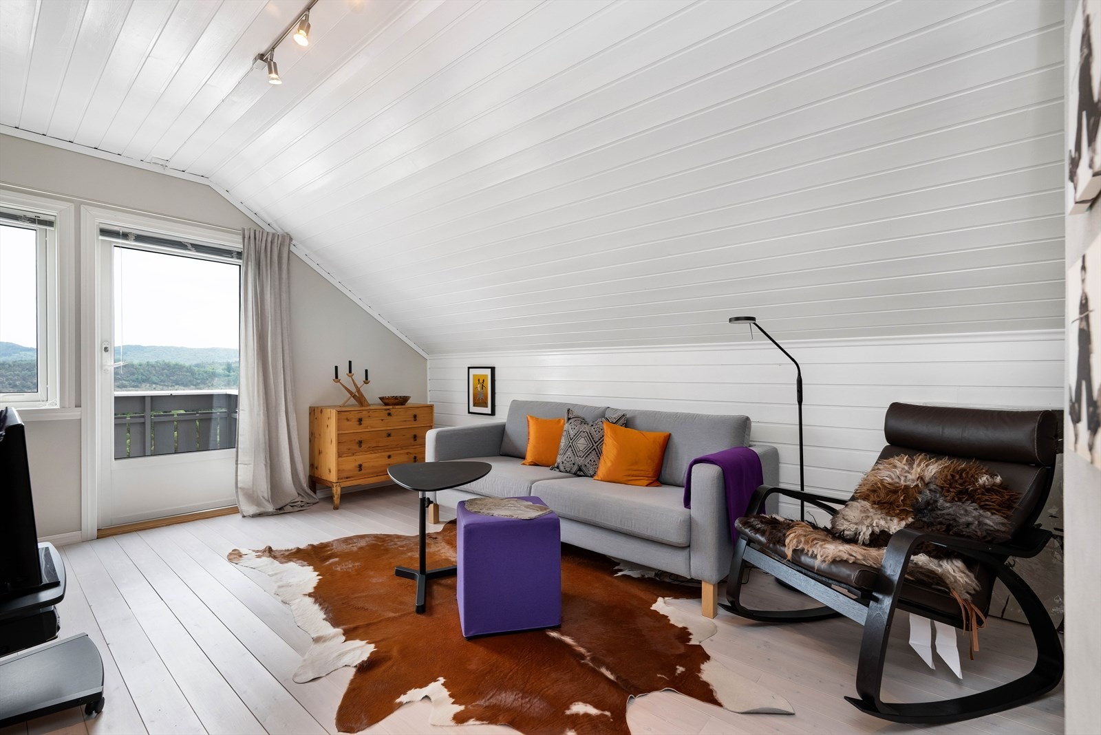 I loftsetasjen finner man stor loftstue, 2 flotte soverom, bod og bad. Galleribilde