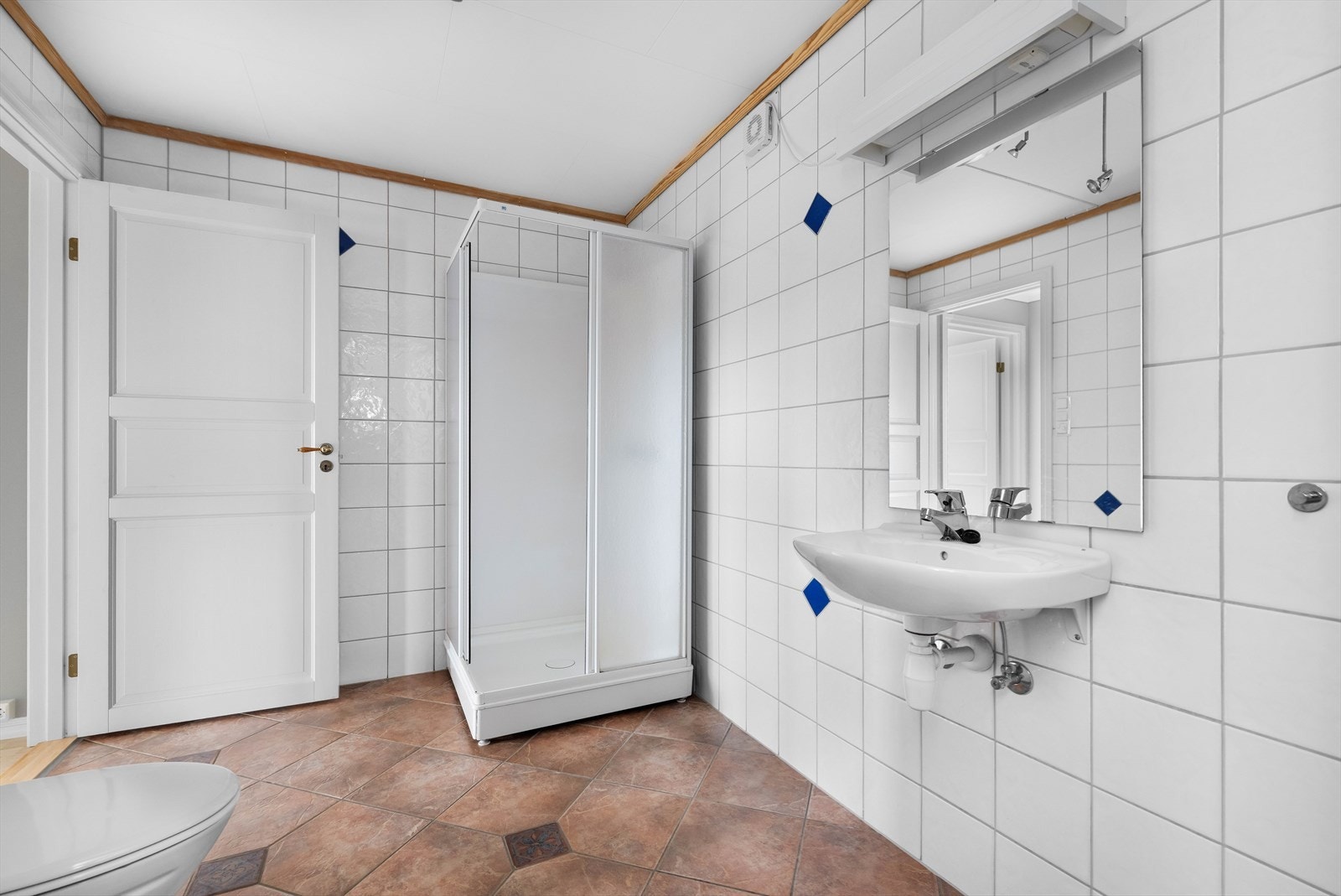 Flott helflsiet bad også her, med innredning som wc, dujskabinett og servant. Galleribilde