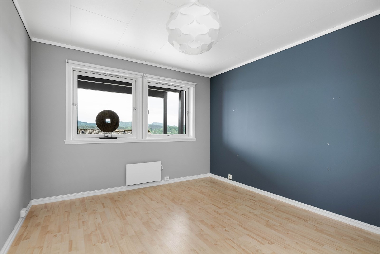 I denne leiligheten finner man 2 soverom. Et større og et noe mindre. Her er det god plass for stor dobbeltseng og garderobe med mer. Galleribilde