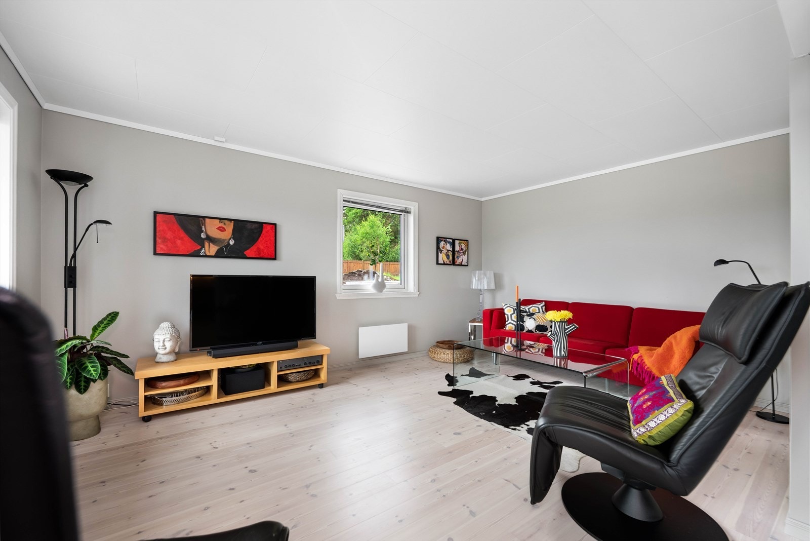 Stor tv- stue med god plass for sittegruppe og stoler. Galleribilde