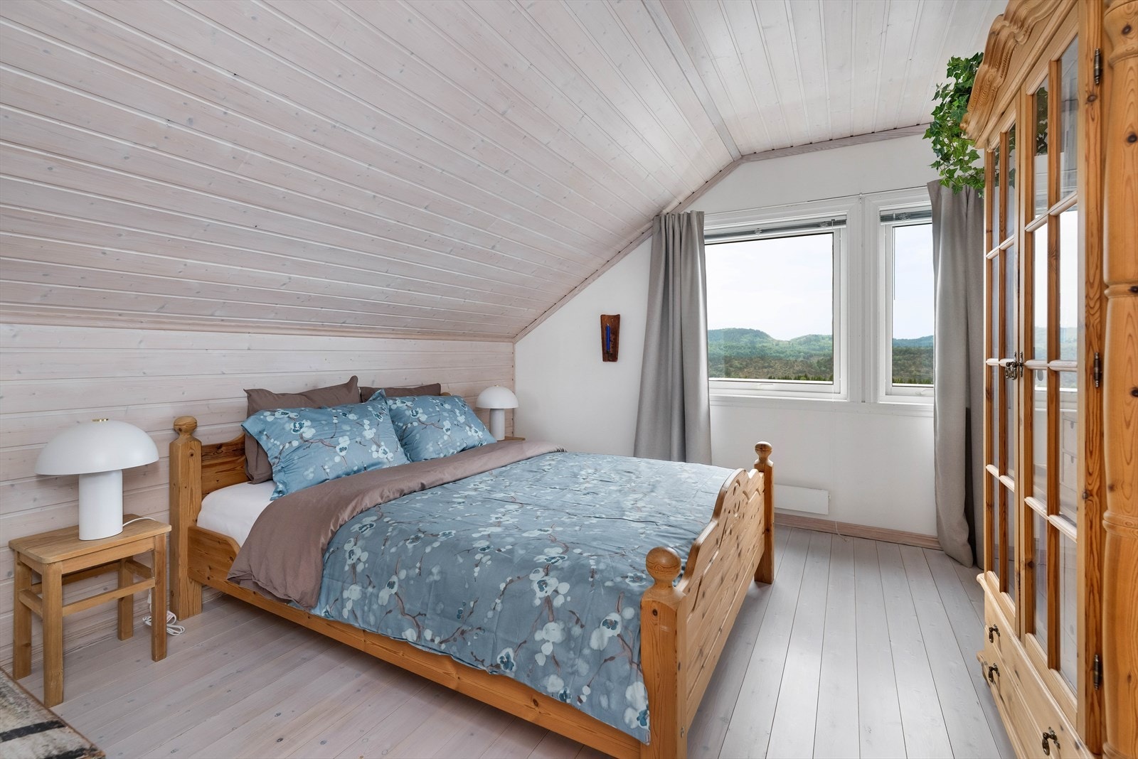 Begge soverommene i denne etasjen er av god størrelse, og har god plass for seng og garderobe. Galleribilde