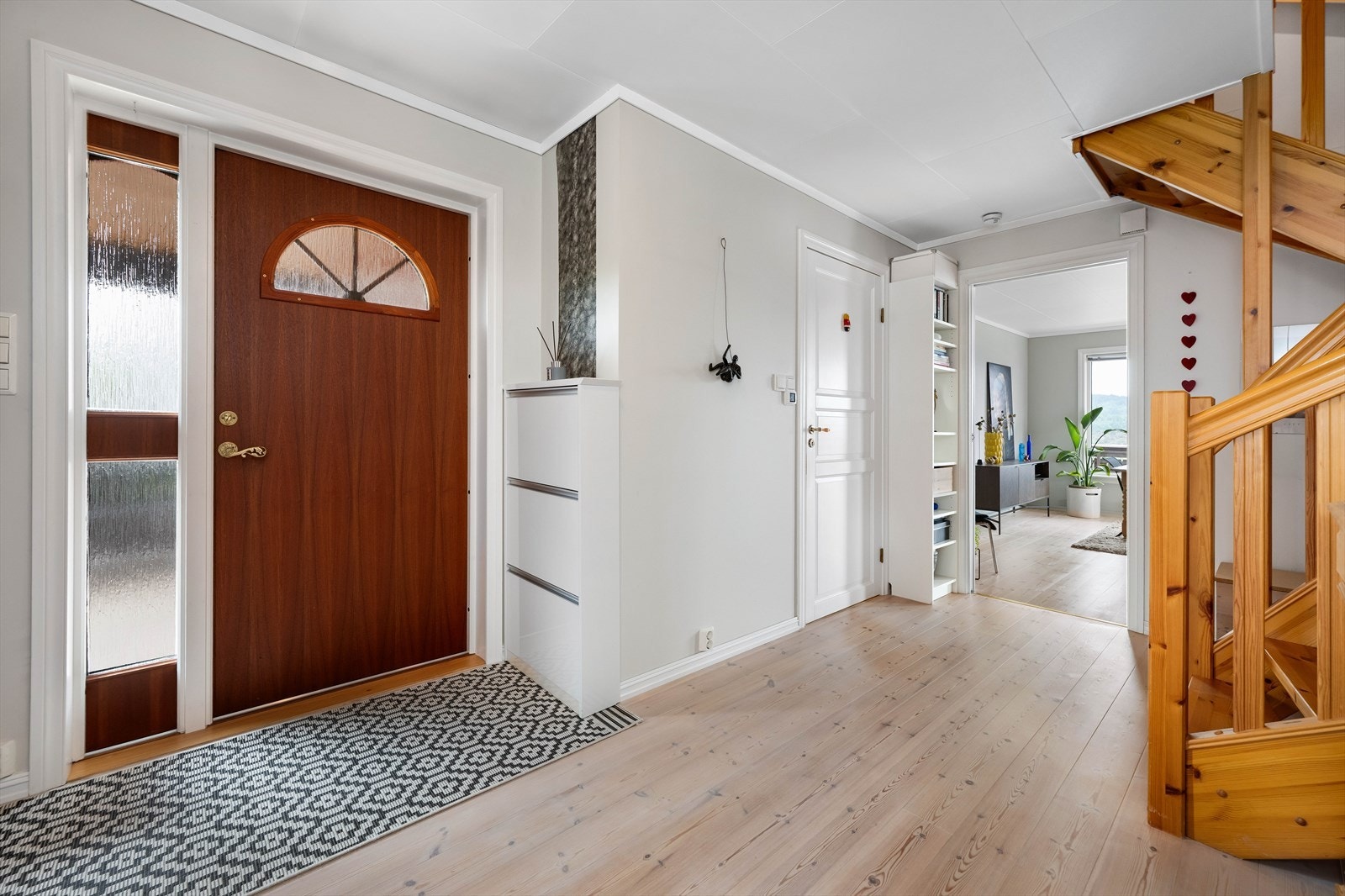 Stor romslig hall med rikelig av plass for klesoppbevaring i garderobe. Galleribilde