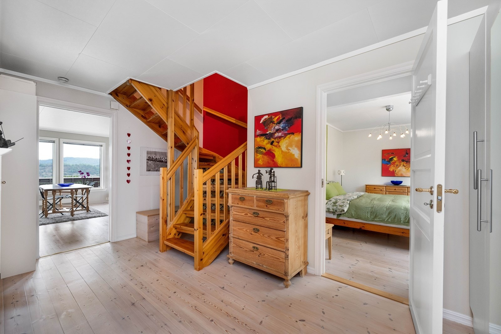 Herfra er det tilkomst til hovedsoverom, bad/wc, overetasje og inn til stue og kjøkken. Galleribilde