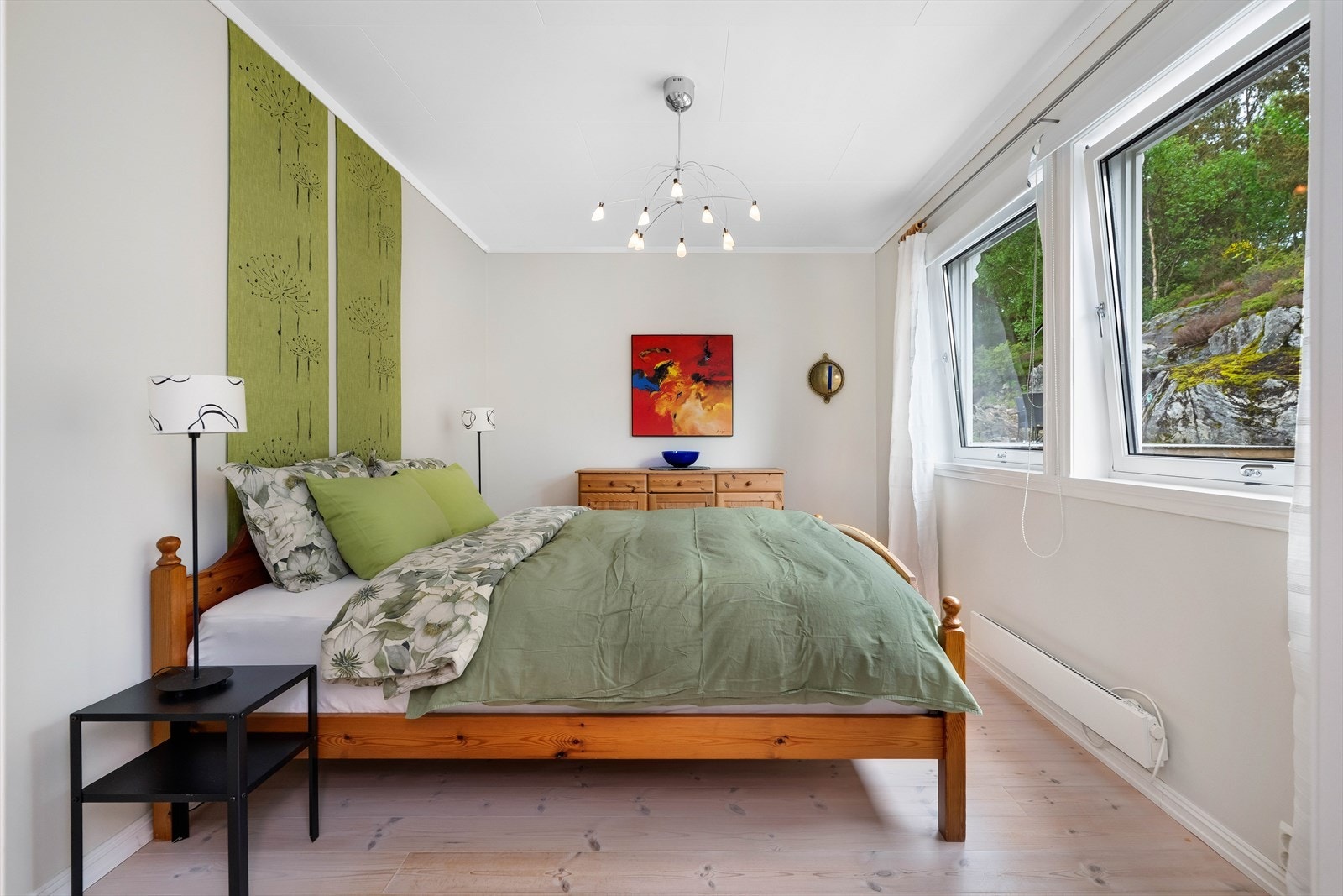 Romslig hovedsoverom med god plass for stor seng og garderobe. Galleribilde