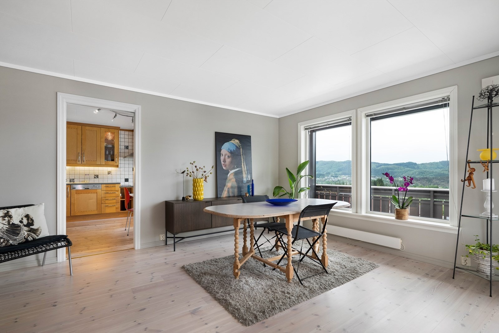 Det er god plass for stort spisebord i spisestuedelen. Galleribilde