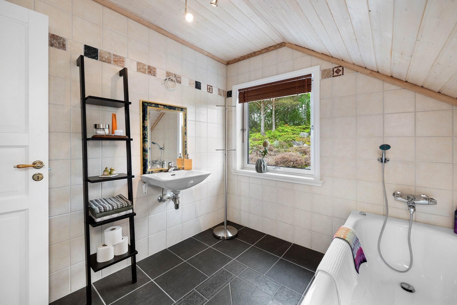 Badet er helfliset og pent, med innredning som wc, servant og badekar. Galleribilde