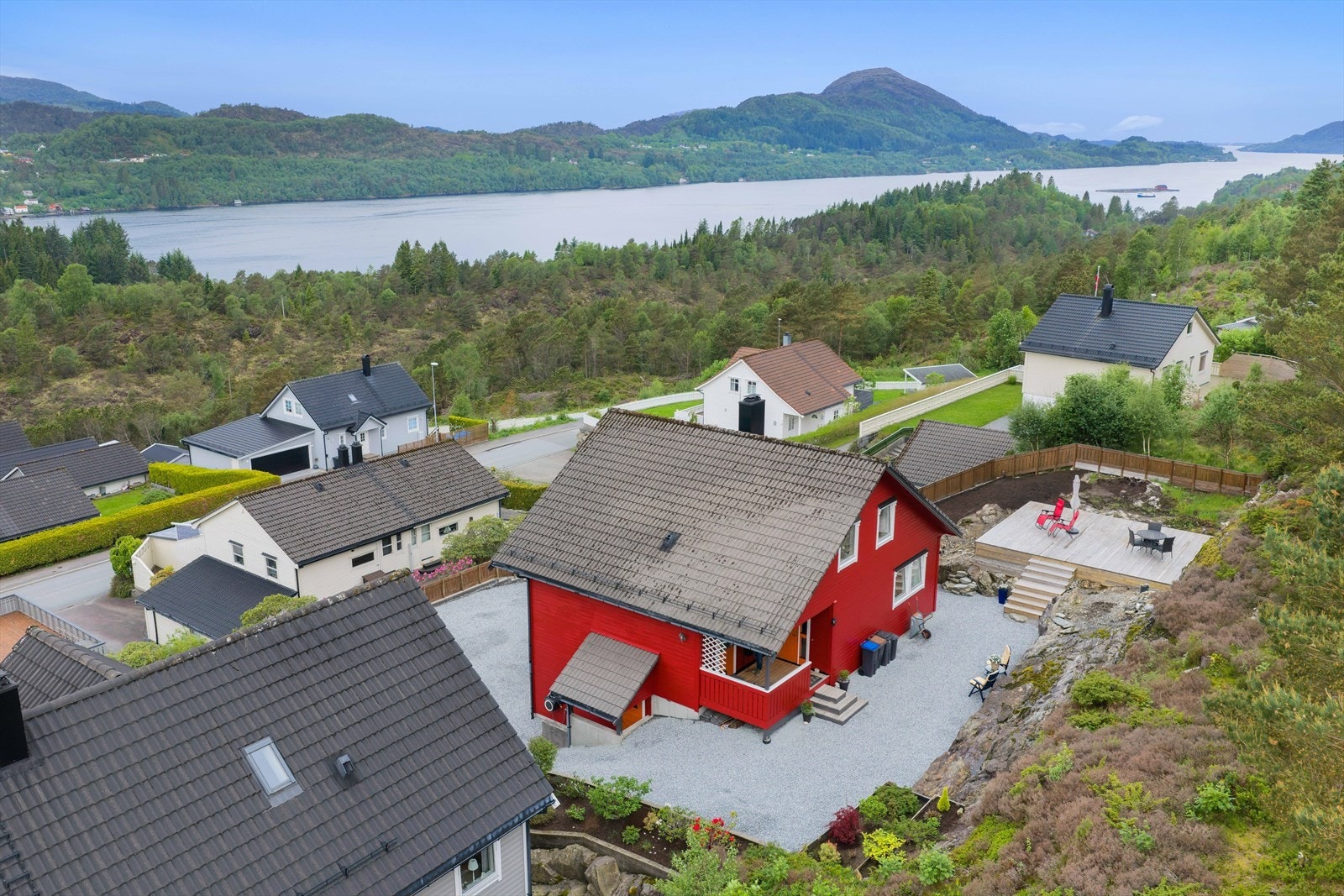 Eiendommen har en romslig tomt, med gruset gårdsrom hvor man har god plass for parkering for flere biler samt stor solrik terrasse. Galleribilde