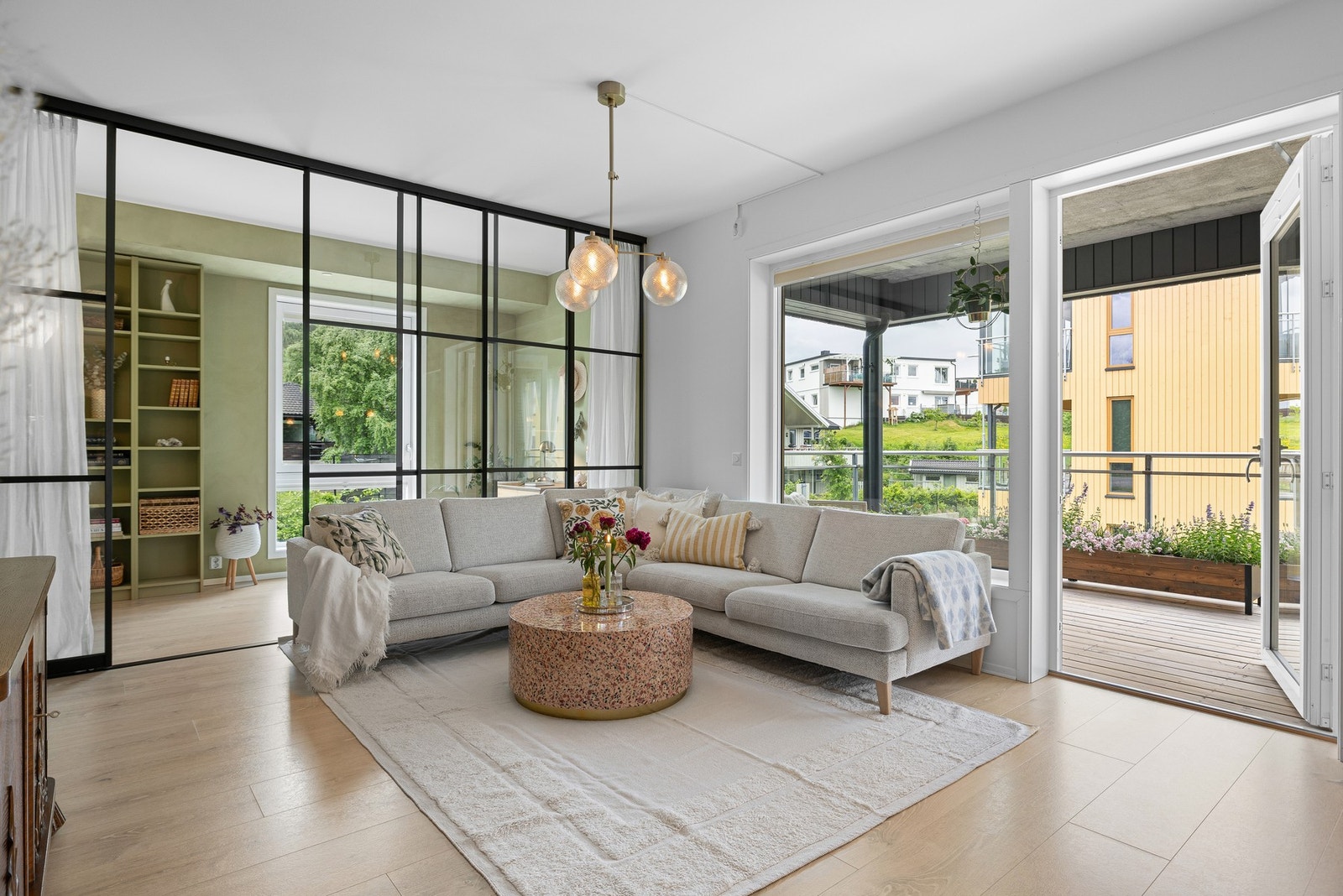 Store vindusflater på flere sider slipper inn rikelig med naturlig lys. Dette bidrar til leilighetens helt særegne og luftige atmosfære. Galleribilde