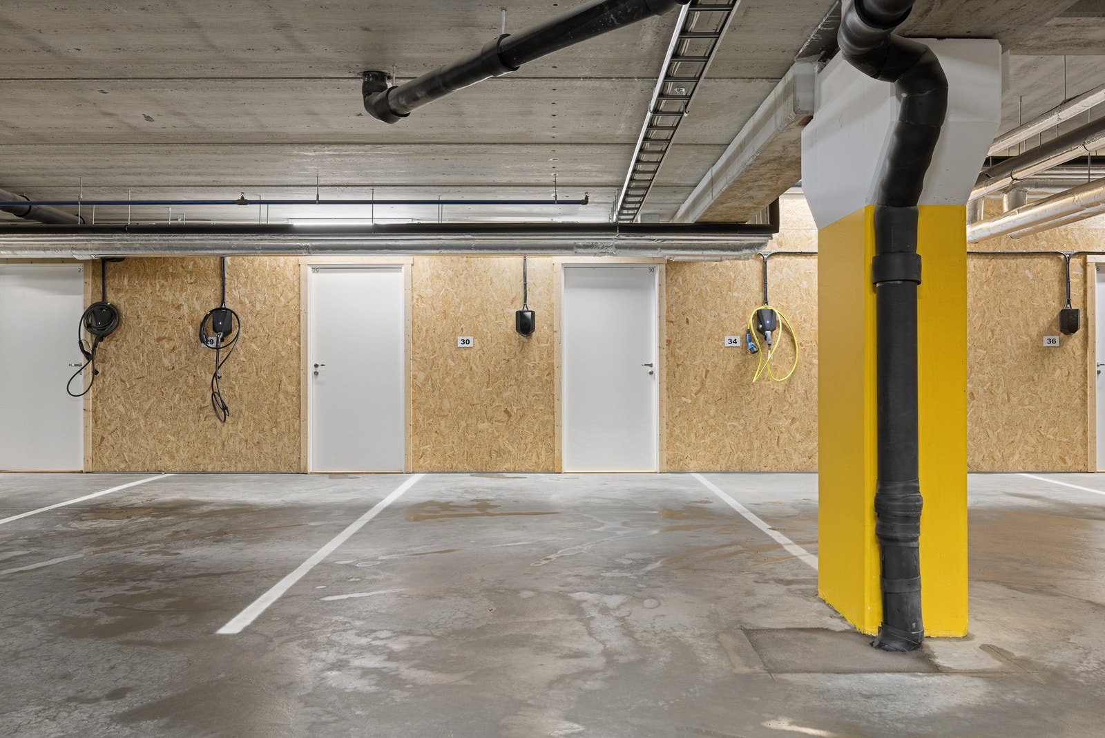 Boligen har en parkeringsplass med elbillader i felles parkeringskjeller, samt tilhørende bod på ca. 5 kvm. Galleribilde