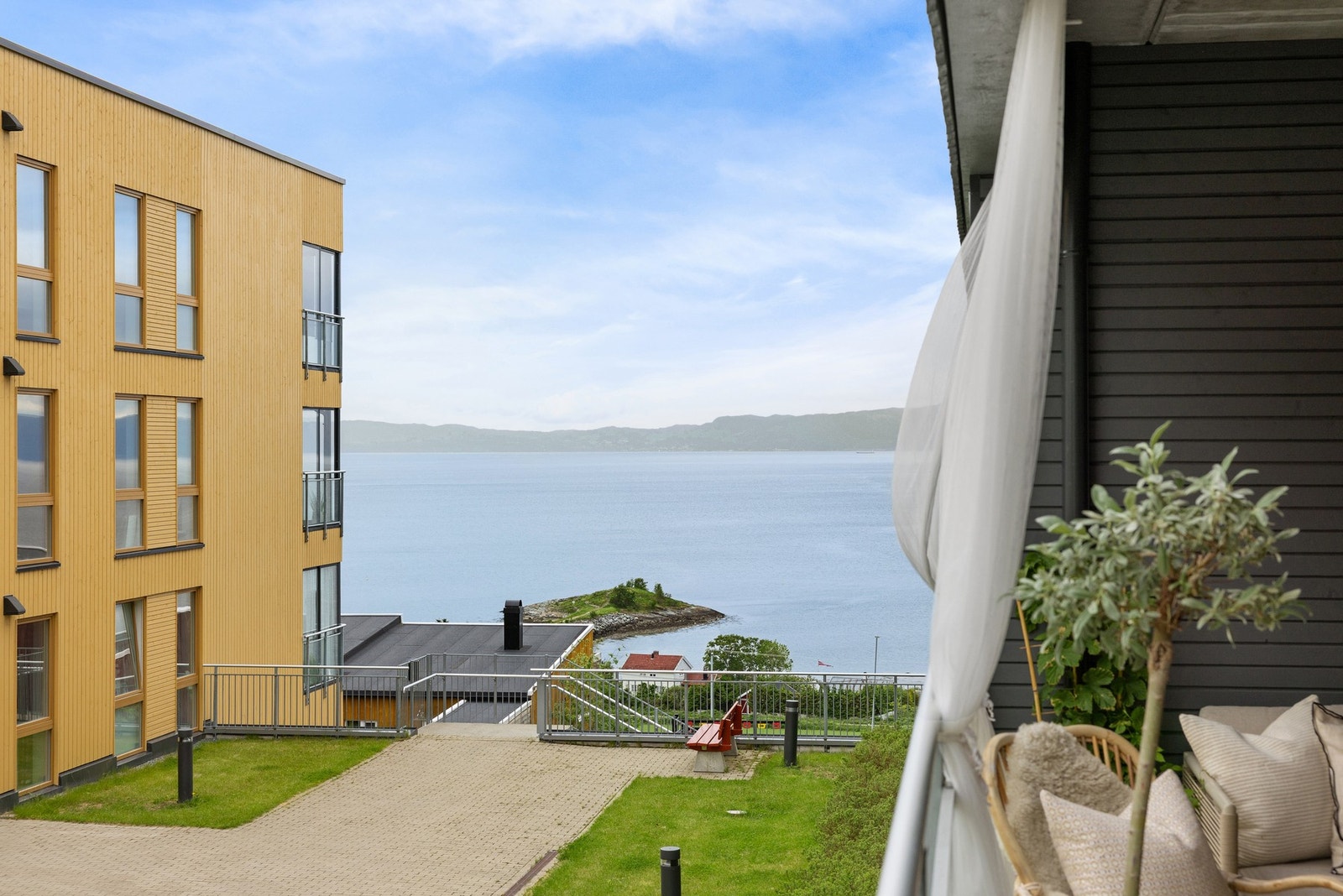 Fra balkongen nyter du en herlig utsikt utover Trondheimsfjorden. Galleribilde