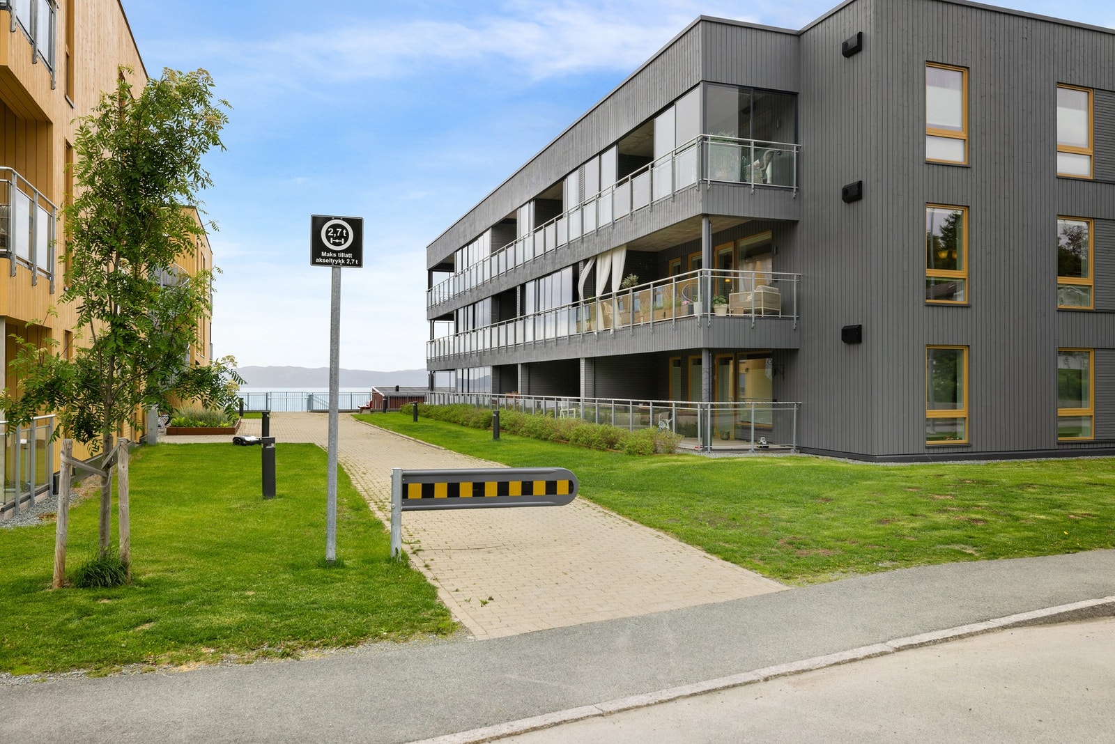 Leiligheten er lokalisert i 2. etasje på enden av bygget som vender bort fra hovedveien, noe som sikrer rolige omgivelser og minimal trafikkstøy. Galleribilde