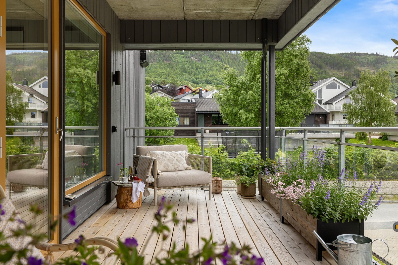 I denne retningen nyter du den "grønne utsikten" mot skog og fjell. Galleribilde
