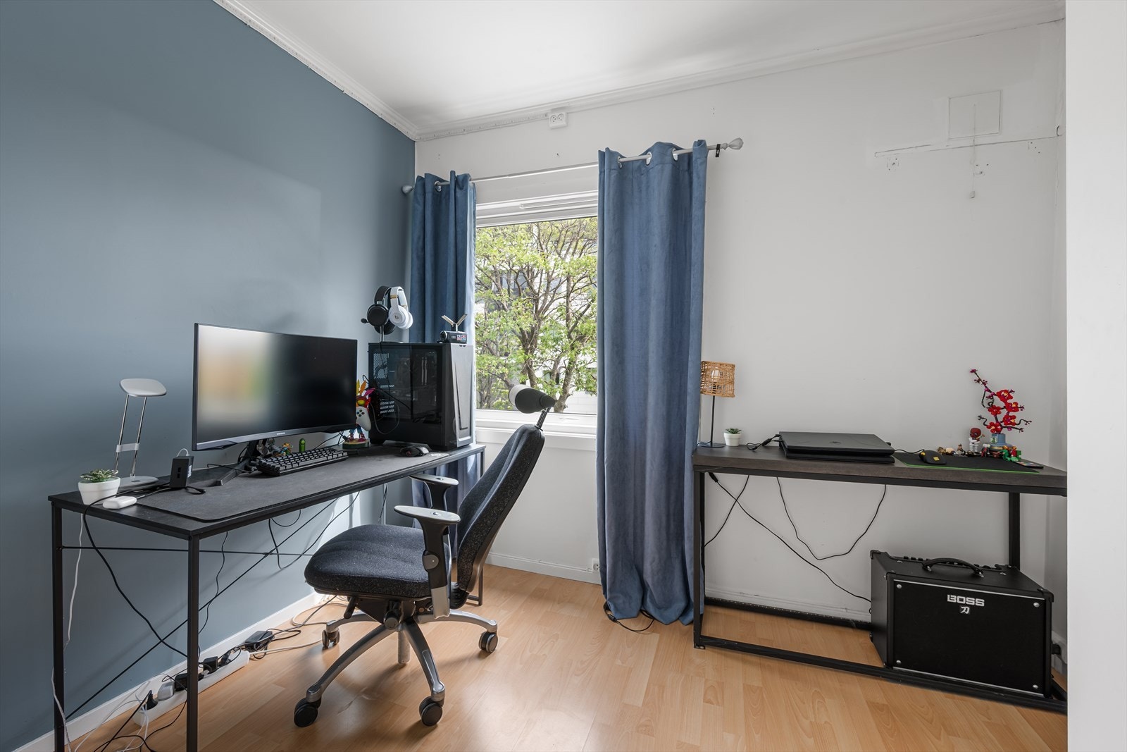 Soverom 2 er noe mindre med passer ypperlig som barnerom eller gjesterom. Også dette rommet er utstyrt med garderobe. Galleribilde