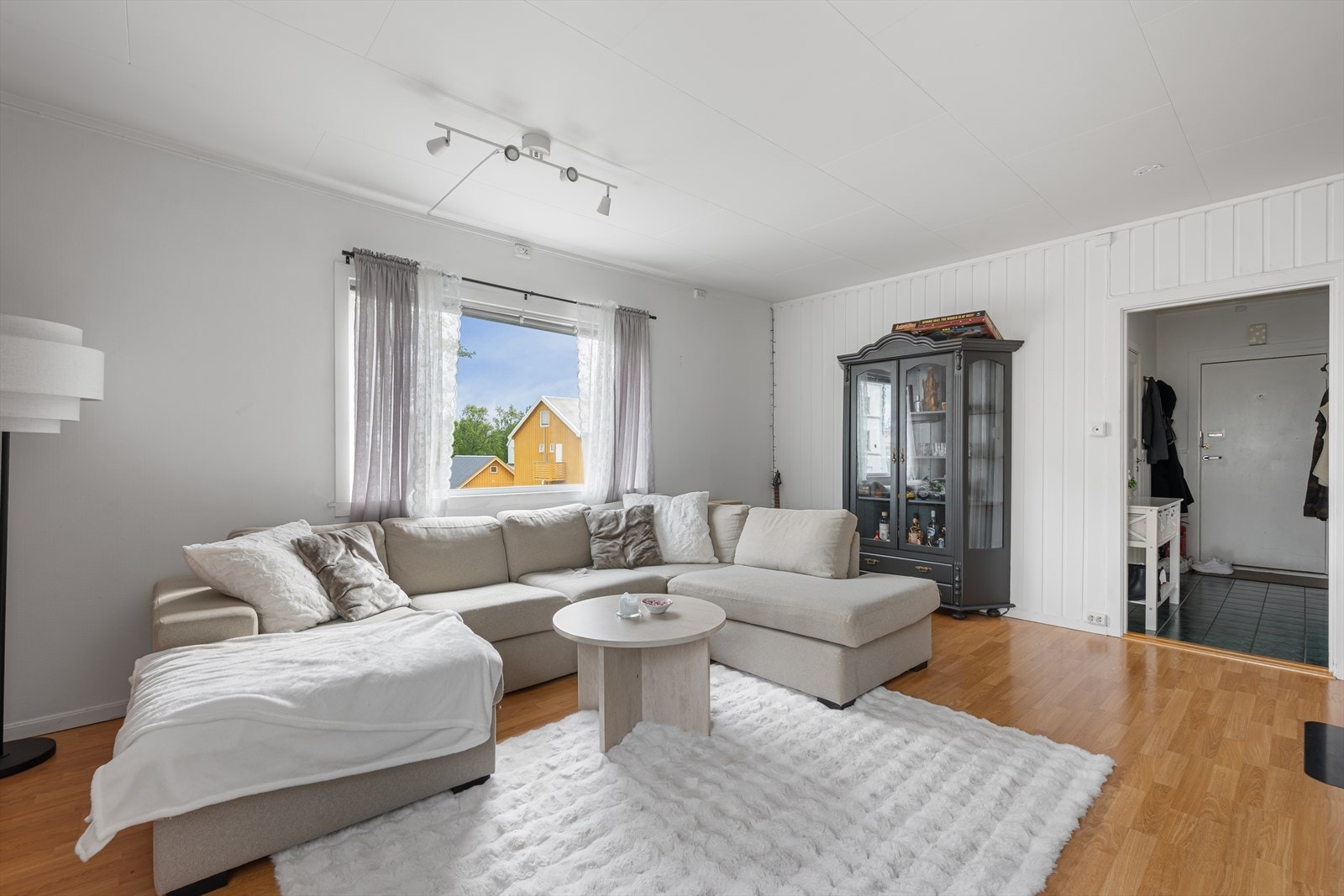 Lys og romslig stue hvor man har plass til å møblere med stor sofagruppe. Galleribilde