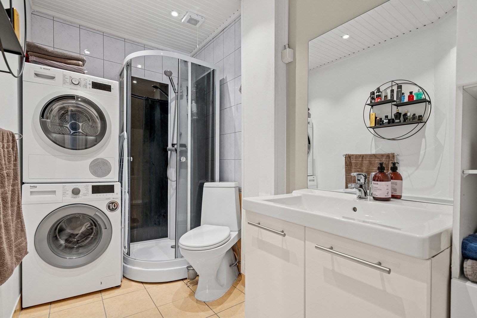 Badet er innredet med fliser på gulv og en kombinasjon av fliser og malte flater på vegg. Badet er i dag utstyrt med dusjkabinett, toalett og servant med skap under. I tillegg har man opplegg for vaskemaskin. (Se punkt "ferdigattest i salgsoppgave.") Galleribilde