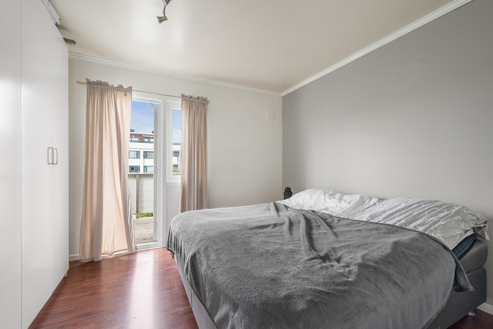 Soverom 1 benyttes i dag som hovedsoverom og er utstyrt med garderobe. Fra soverommet har man utgang til en altan. Galleribilde