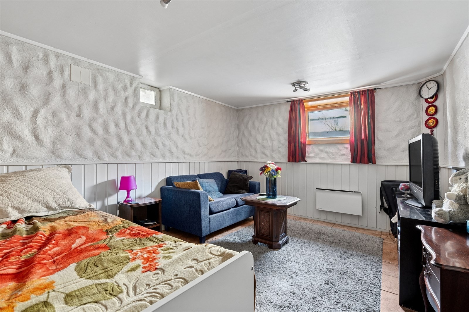 Leiligheten disponerer tre boder i kjelleren som i dag er innredet til boareal og leies ut for kr 6000 i dag. Bruksendring ikke byggemeldt eller godkjent. (Se punkt "ferdigattest" i salgsoppgave.) Galleribilde