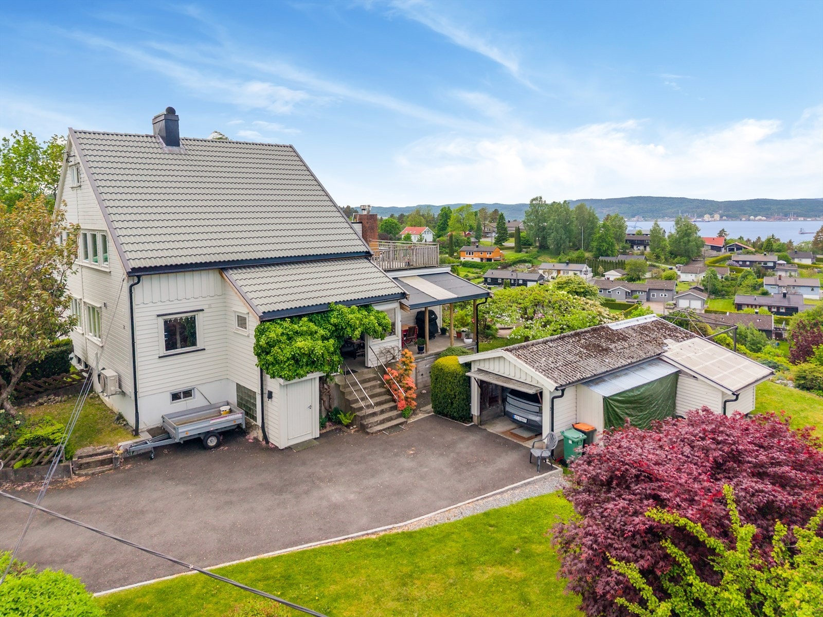 Takrenner, nedløp og beslag i sort stål ble byttet i forbindelse med oppgradering av utvendig tak i 2024. Galleribilde