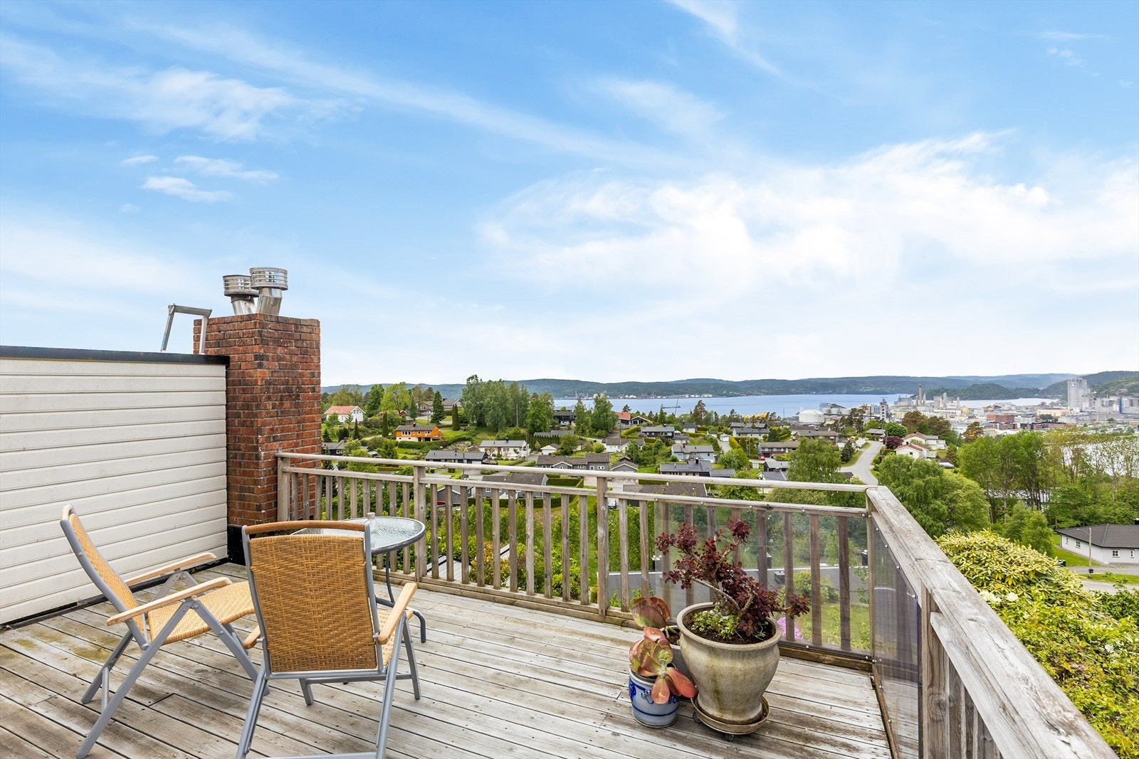 Fra hovedsoverommet er det direkte utgang til en stor, vestvendt terrasse med nydelig utsikt! Galleribilde