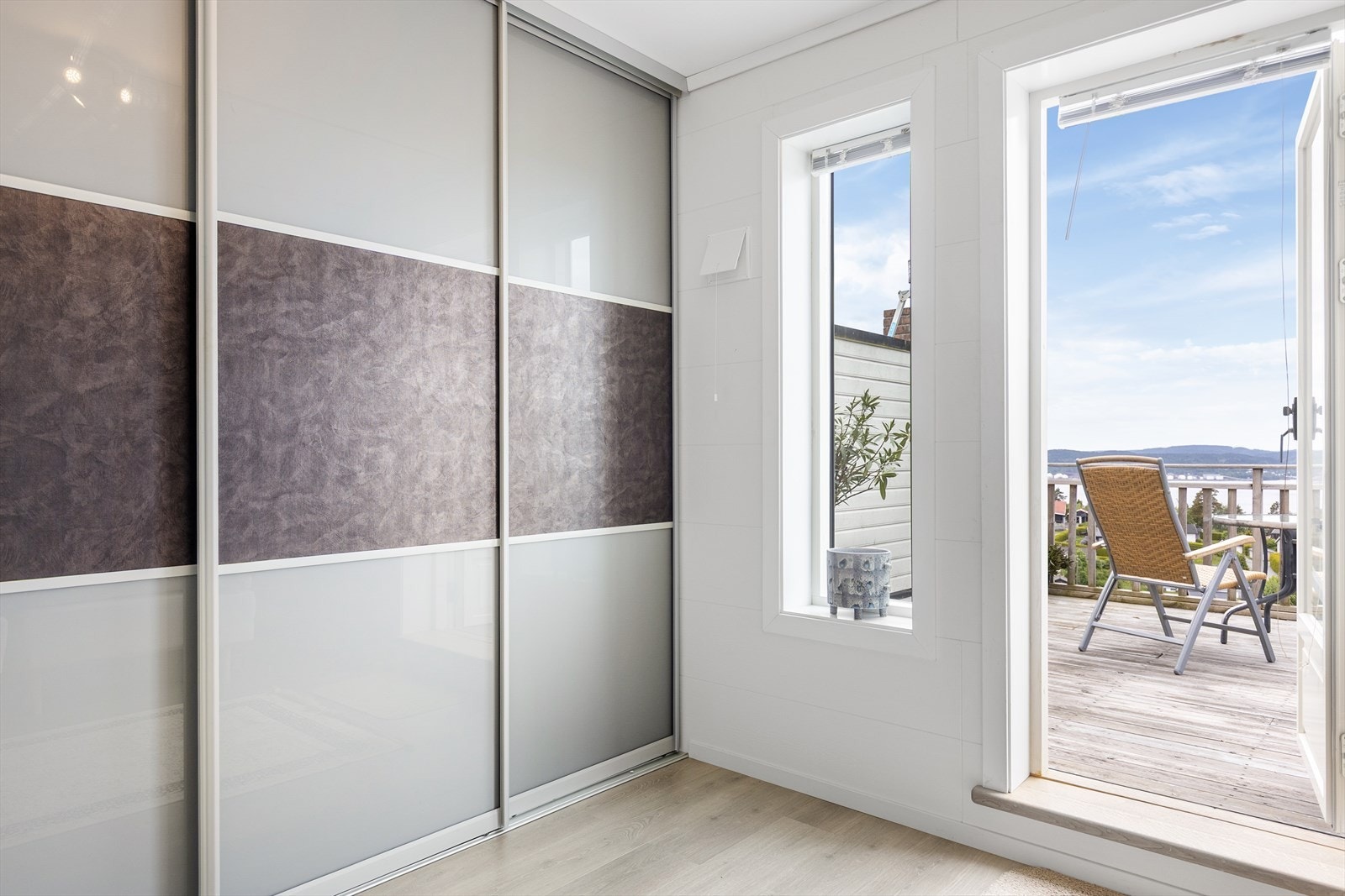 Det er god plass til dobbeltseng og rommet har en praktisk skyvedørsgarderobe med innredning. Galleribilde