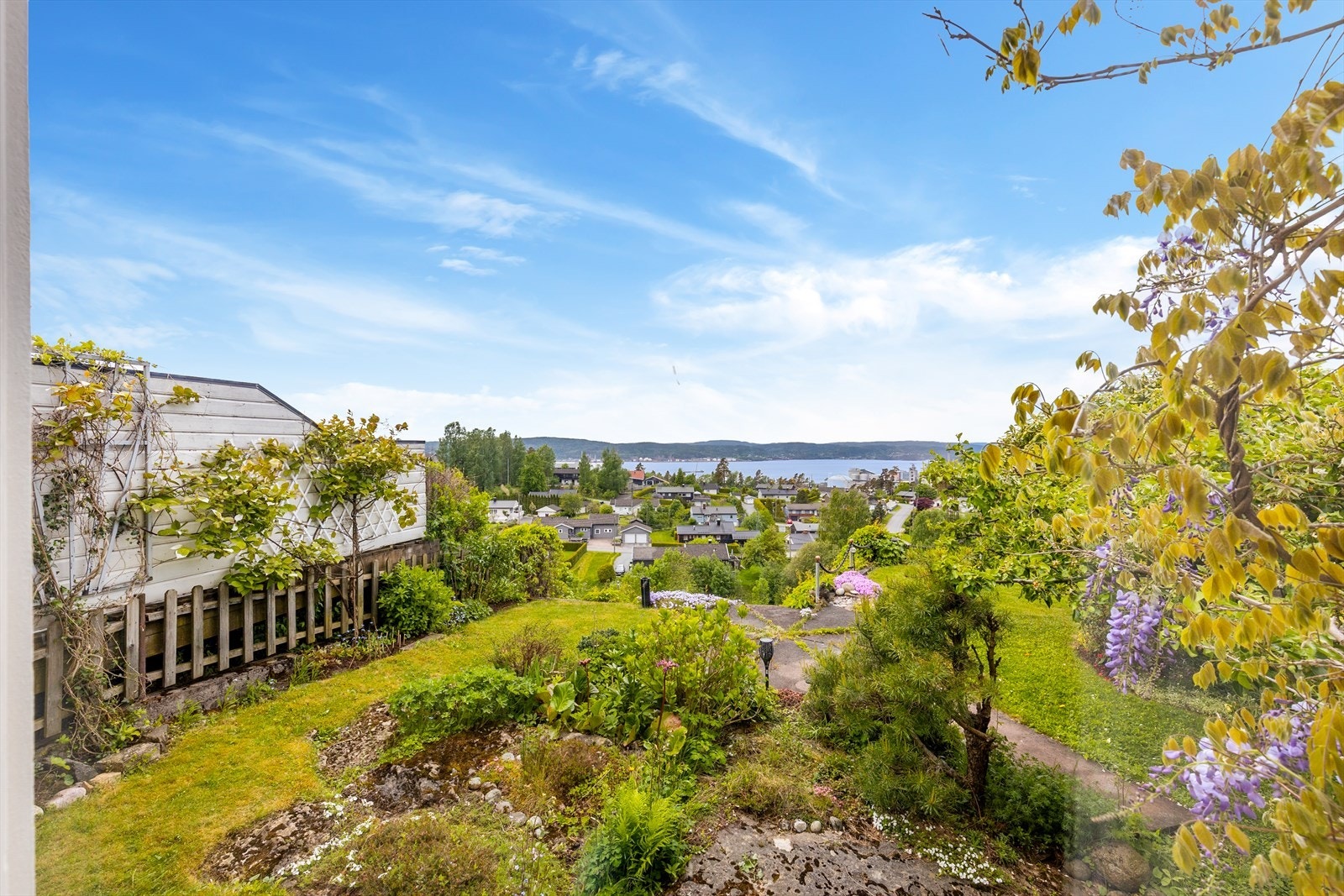 Fra stuen kan du nyte utsikten over hagen, nærområdet og Frierfjorden. Galleribilde