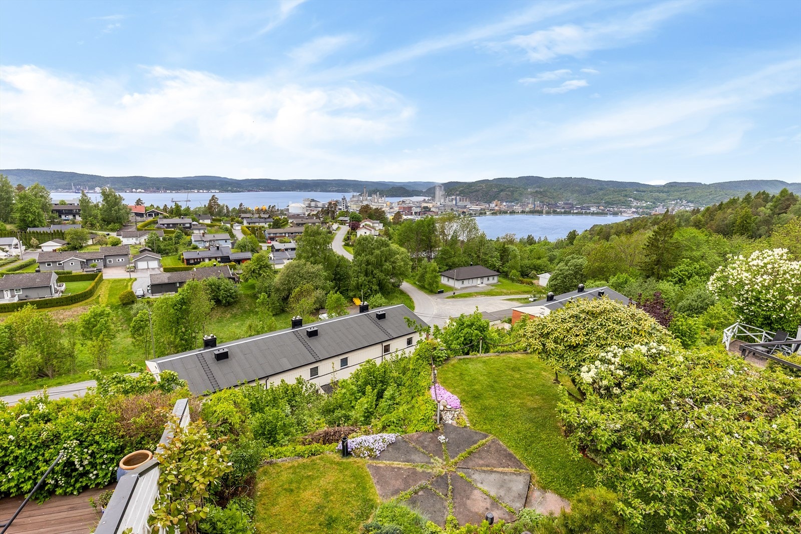 Eiendommen ligger høyt og usjenert til i en rolig blindvei, med utsikt mot Gunnekleiv- og Frierfjorden. Galleribilde