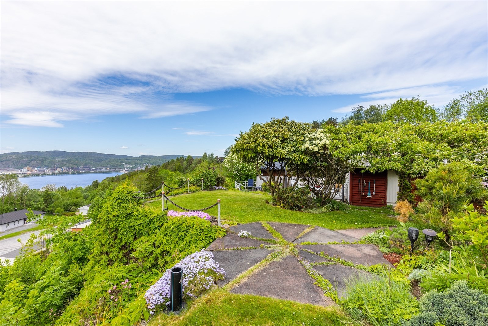 Tomten byr på gode solforhold og nydelig utsikt til både Gunnekleiv- og Frierfjorden! Galleribilde