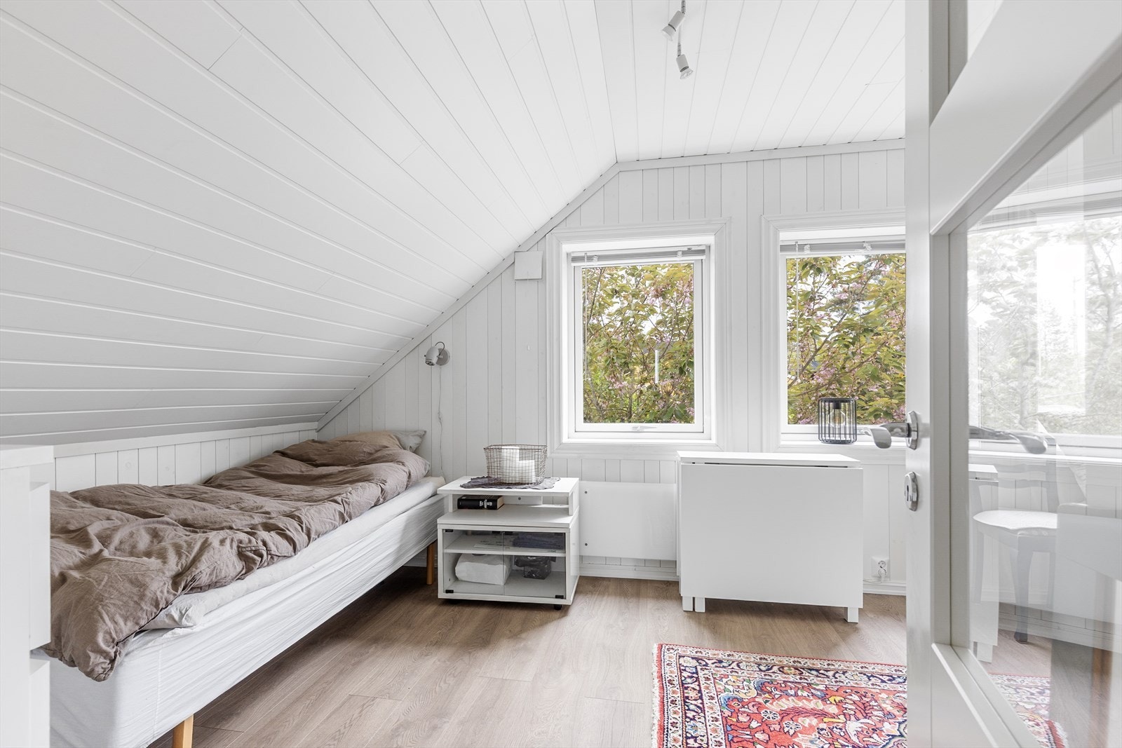 Det andre soverommet er stort, god plass til soveromsmøbler og dobbelt garderobeskap. Galleribilde