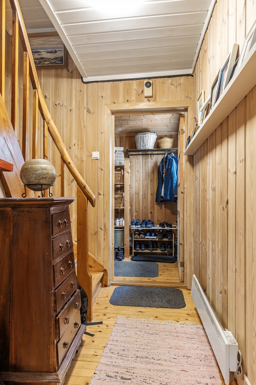 Boligen har lakkert tretrapp mellom etasjene. Galleribilde
