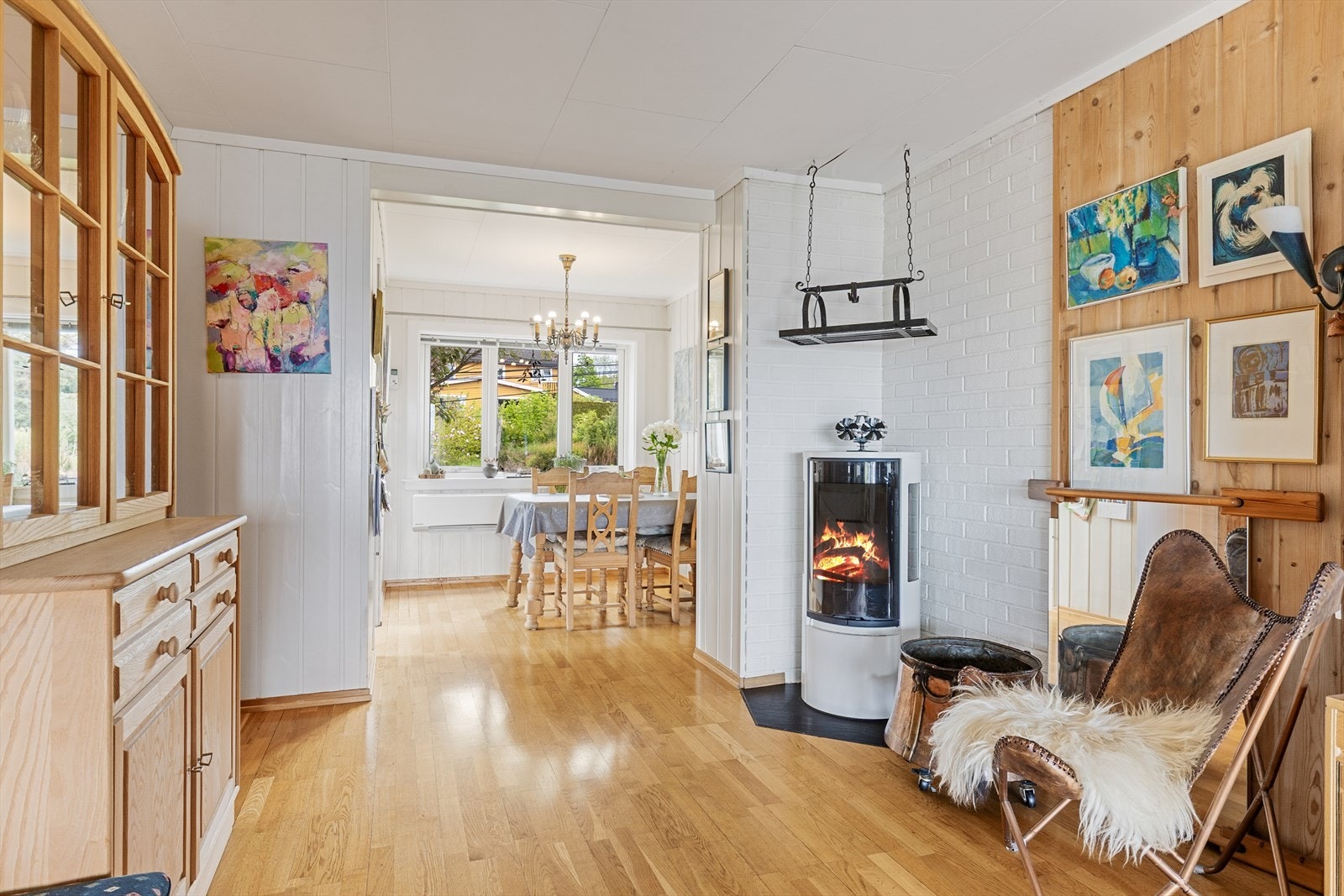 En murt skiferpeis med peisinnsats og en nyere vedovn fra 2018 Galleribilde