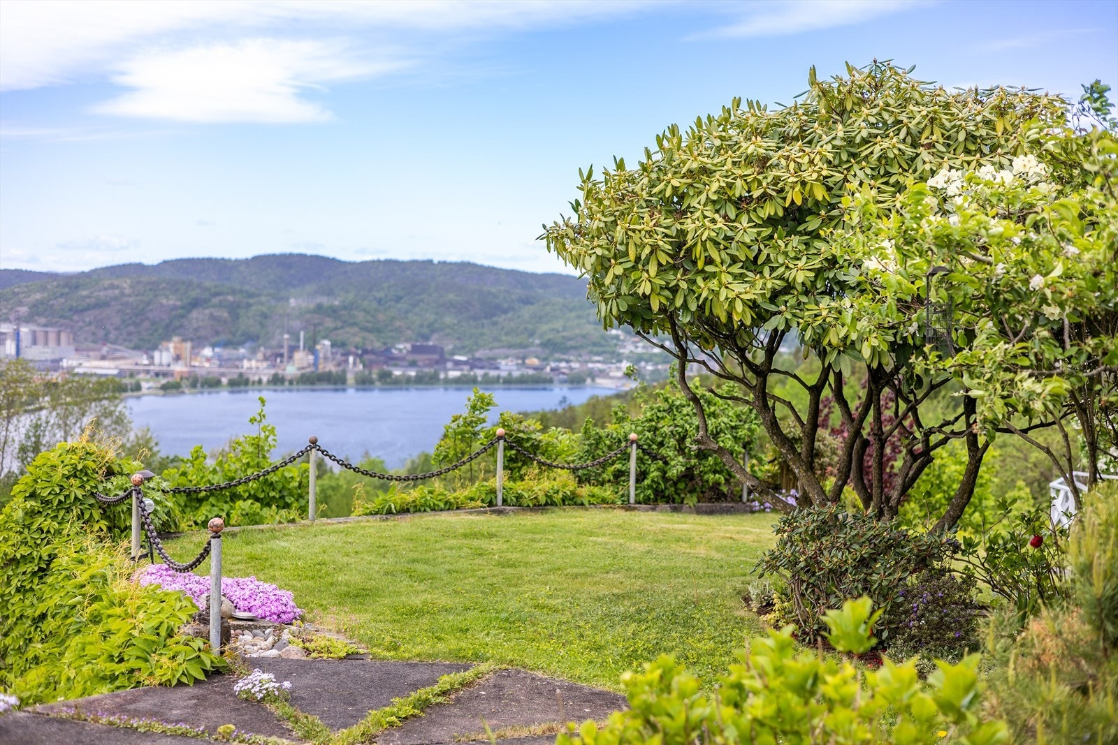 EiendomsMegler1 v/Reidun Dahl presenterer Flåtten Terrasse 26 - Godt vedlikeholdt halvpart tomannsbolig på Flåtten, med nydelig hage og vidunderlig utsikt!
Foto: Inbovi. Galleribilde