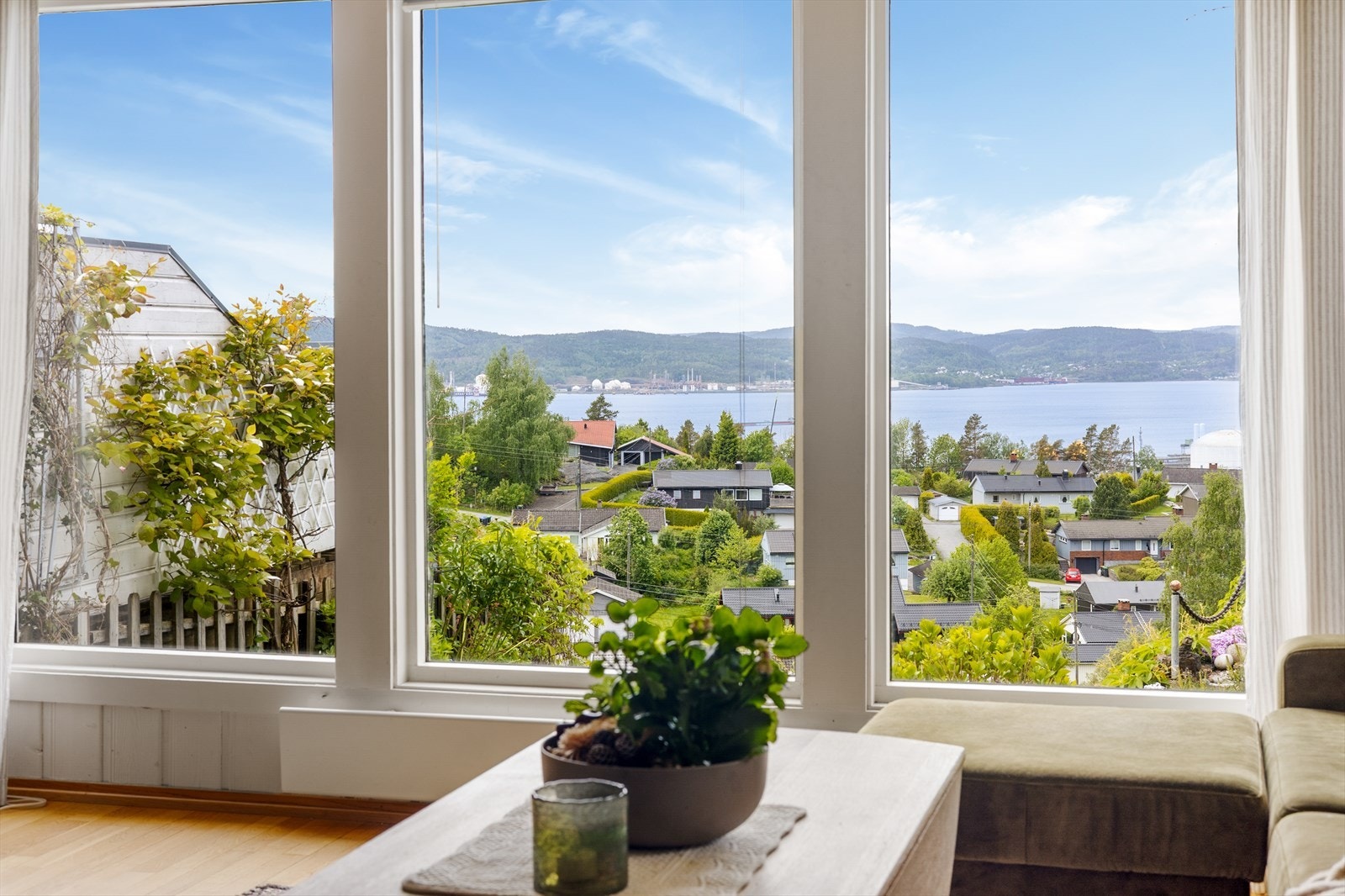 Stuen har store vindusflater som gir rikelig med lys og rammer inn den flotte utsikten! Galleribilde