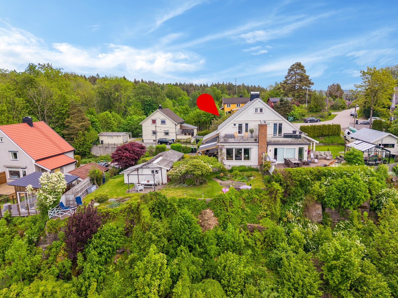 Boligen ligger i et etablert og barnevennlig nabolag på Flåtten. Galleribilde