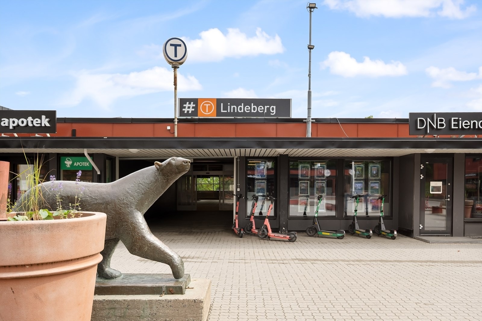 Lindeberg T-banestasjon ligger bare 2 minutter unna, med hyppige avganger mot sentrum. Galleribilde