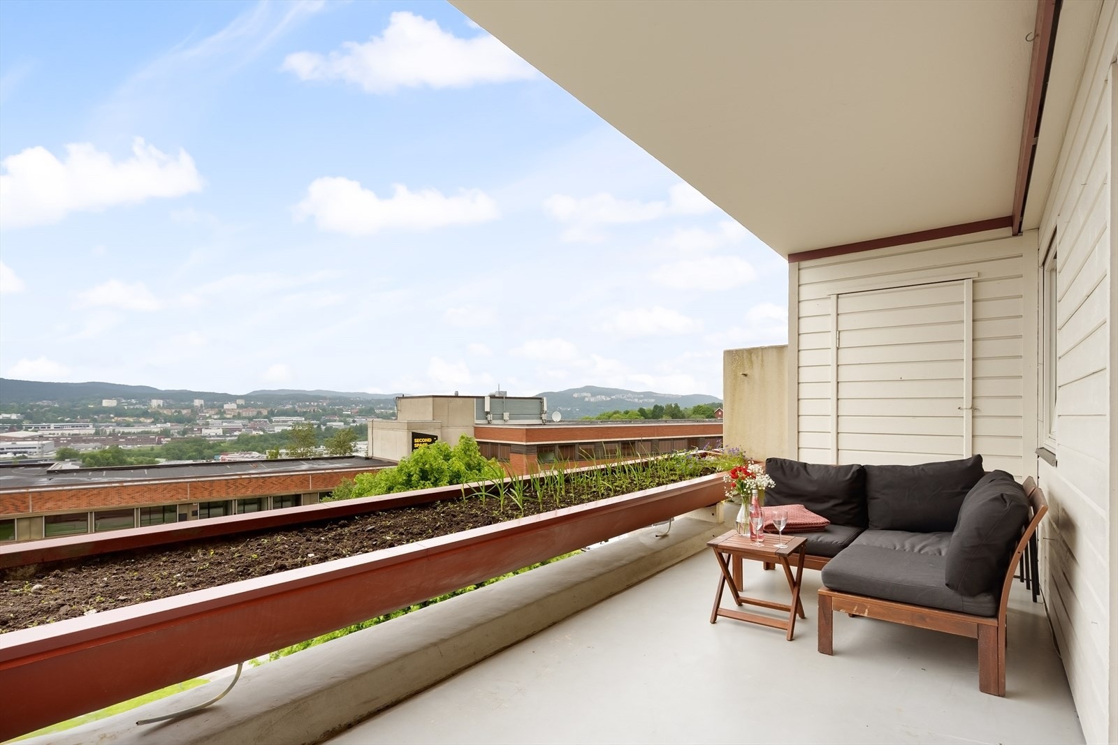 Fra stuen er det utgang til en romslig, nordvestvendt terrasse på 12 m². Galleribilde