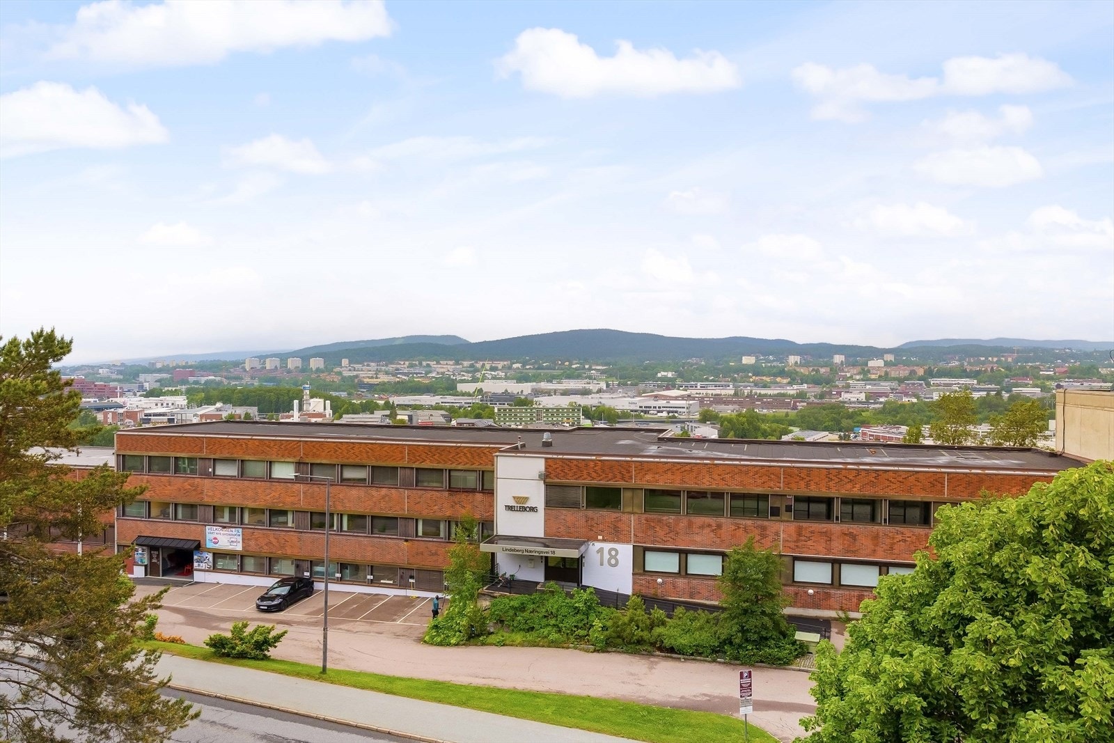 Leiligheten ligger høyt og fritt i terrenget. Galleribilde