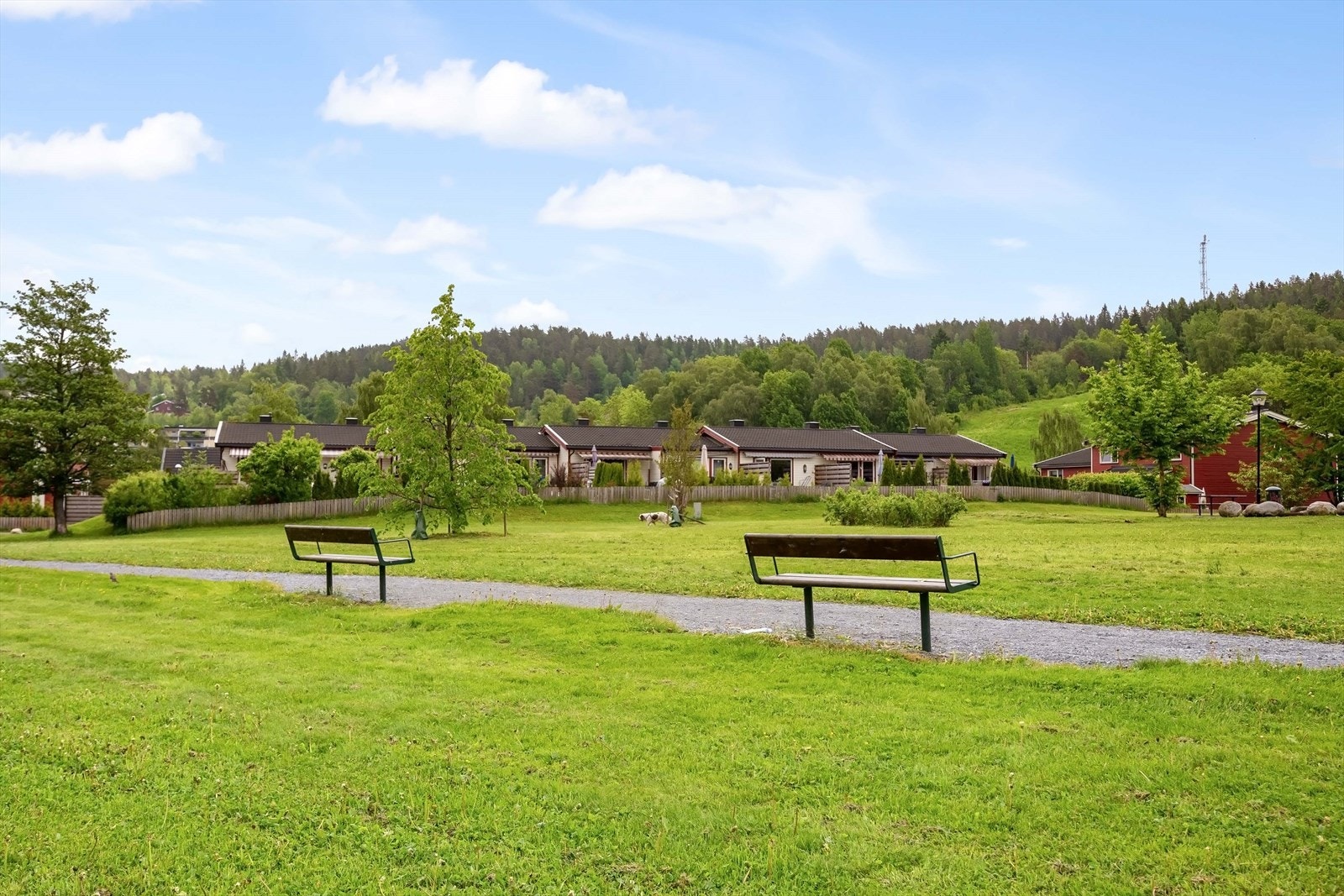 Nærhet til skog og mark gir gode tur- og rekreasjonsmuligheter rett utenfor døren. Galleribilde