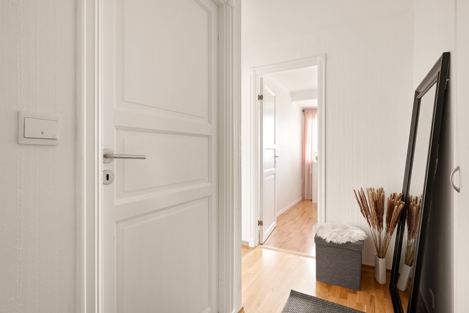 Fra gangen er det tilgang til badet, samt en praktisk, intern bod for ekstra lagring. Galleribilde