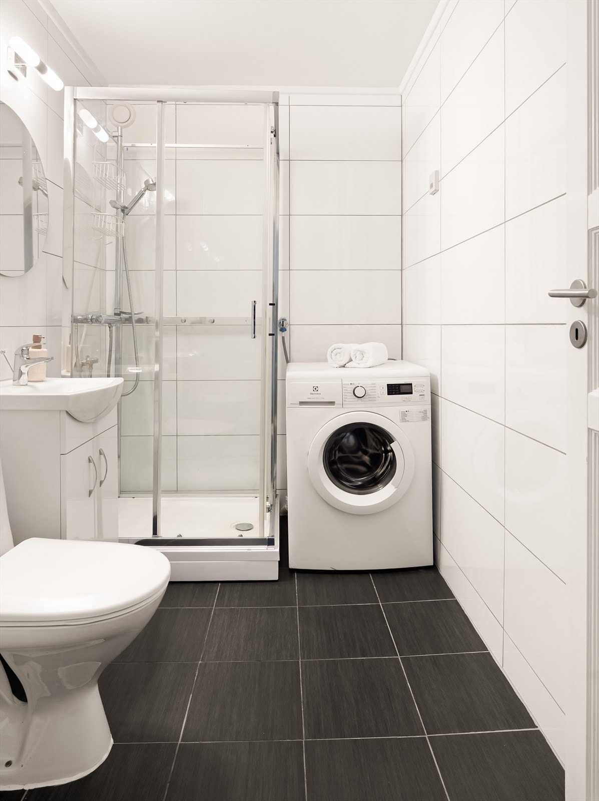 Badet er utstyrt med servantinnredning og gulvstående toalett. Galleribilde