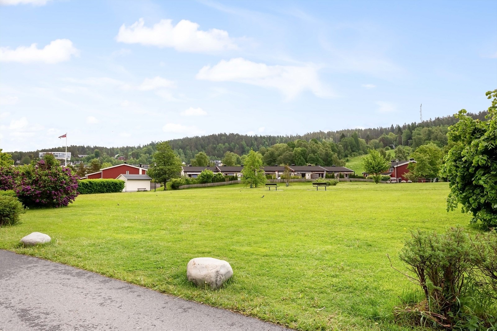 Borettslaget har store, pent opparbeidede fellesområder med gressplener. Galleribilde