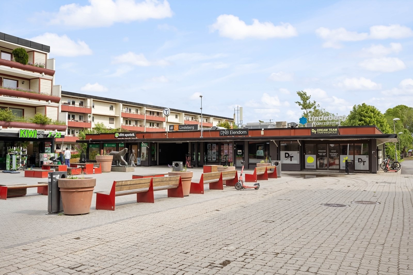 På Lindeberg Senter finner du blant annet apotek og butikker, kun 3 minutter fra boligen. Galleribilde