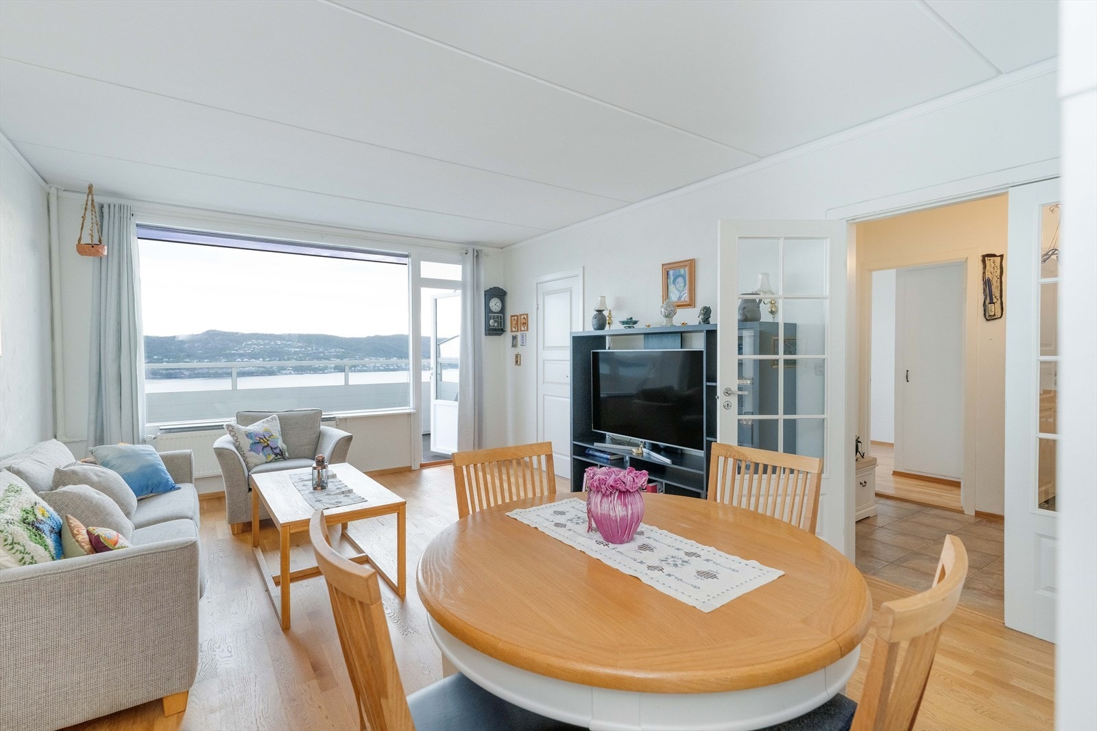 Stuen er stor og luftig med god plass til både sittegruppe og spisebord for hyggelige sammenkomster med familie og venner. Galleribilde