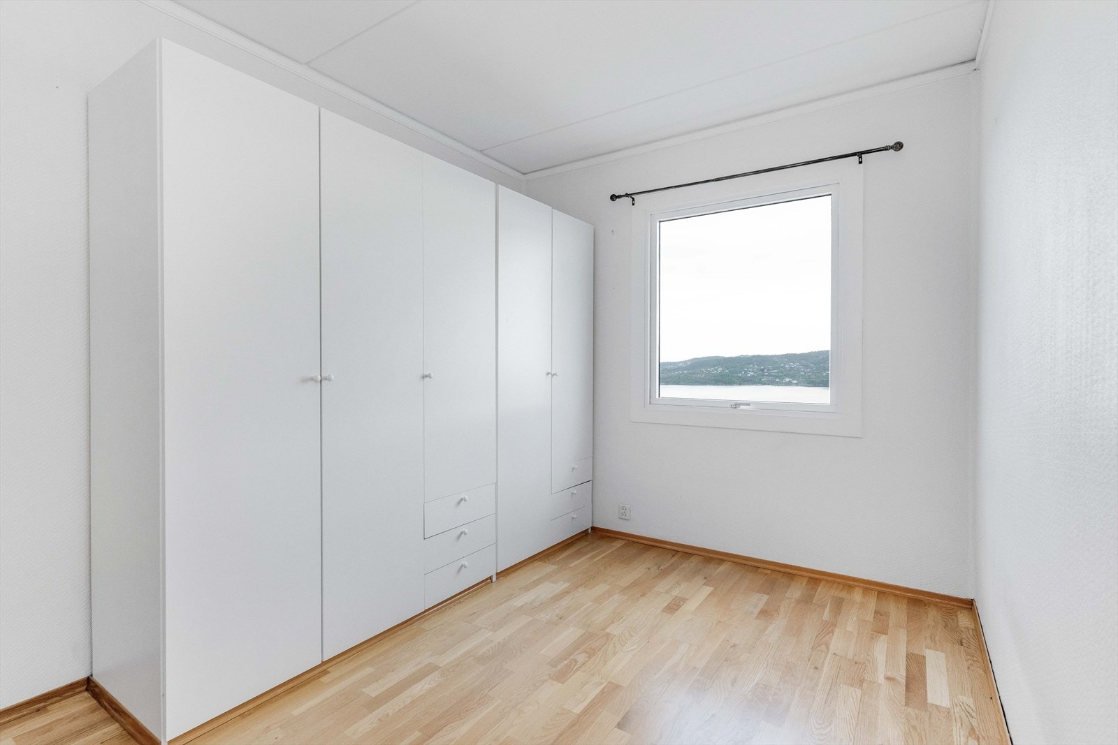 Soverommet har en fin størrelse med plass til seng og nattbord, samt store garderobeskap som gir gode oppbevaringsmuligheter. Galleribilde