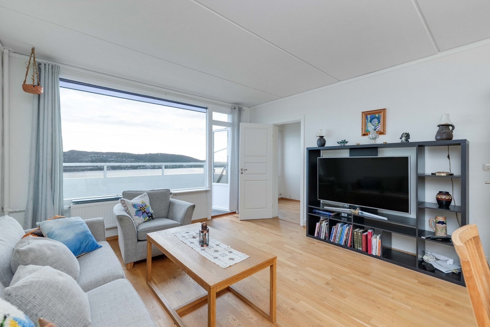 Utsikten er spektakulær og kan nytes mot blant annet Lyderhorn, Laksevåg, Askøybroen (Perleporten), Askøy, innseilingen til Bergen og nærområdet. Galleribilde