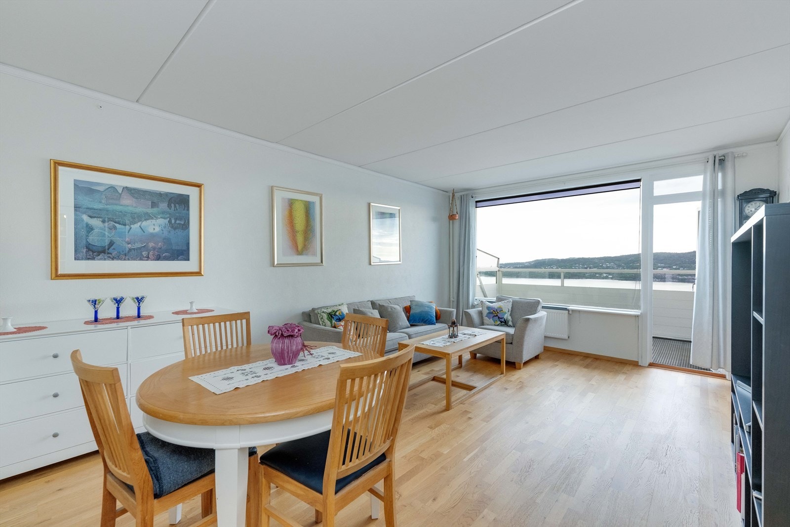 De store vindusflatene slipper inn rikelig med naturlig lys. Galleribilde