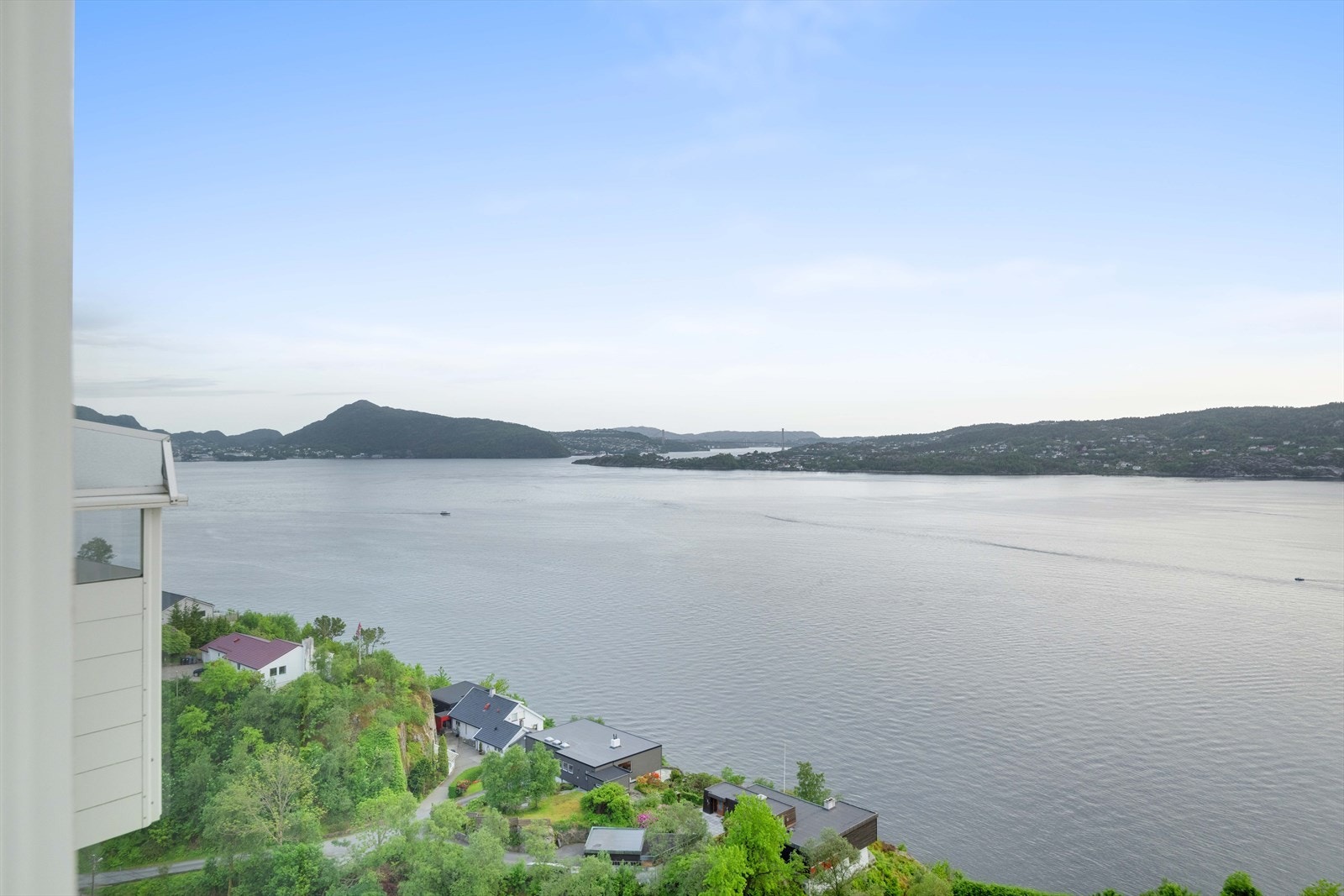 Leiligheten har en spektakulær utsikt mot blant annet Lyderhorn, Laksevåg, Askøybroen (Perleporten), Askøy, innseilingen til Bergen og nærområdet. Galleribilde