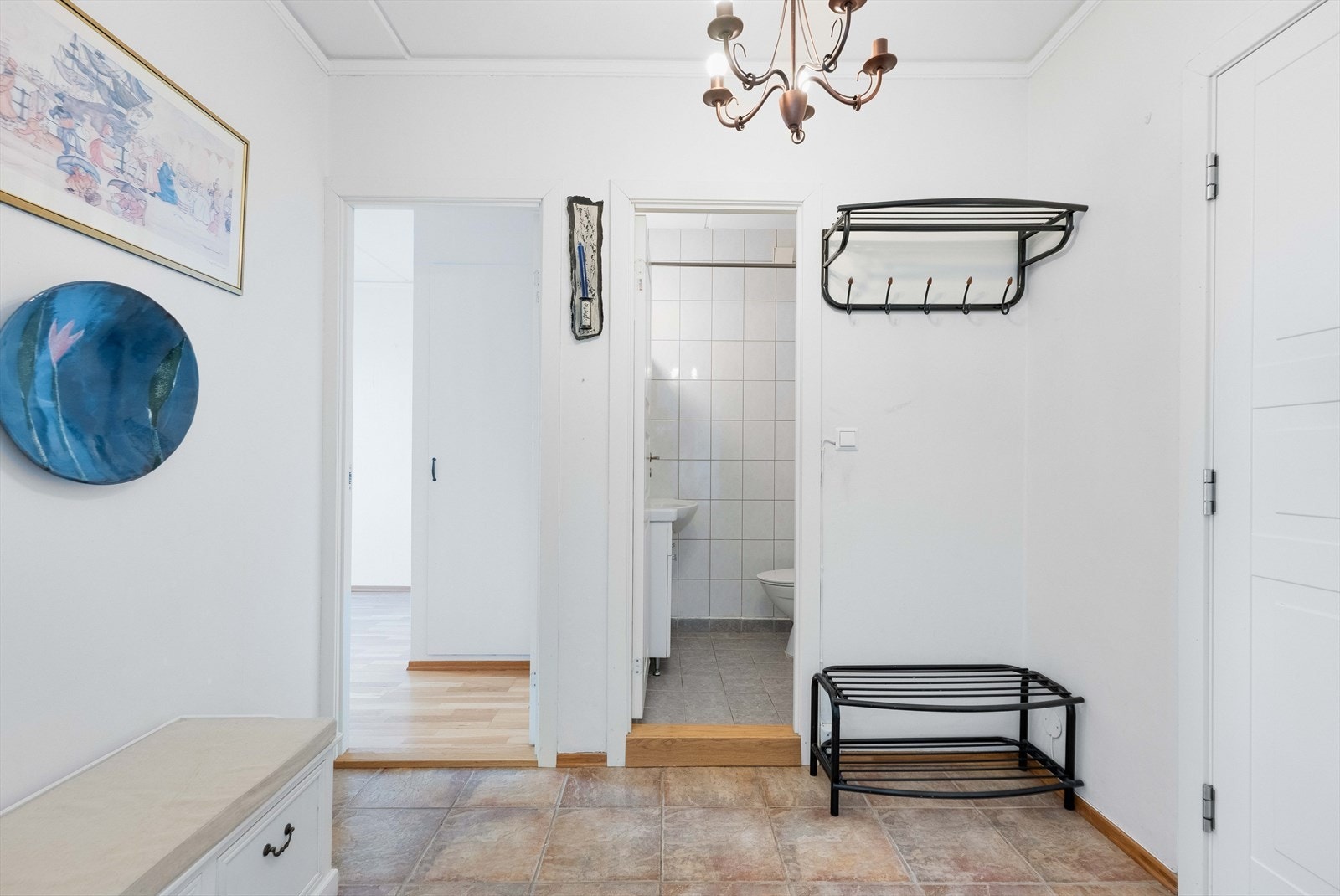 Velkommen inn! Entréen har god plass til ytterbekledning og skotøy. Galleribilde