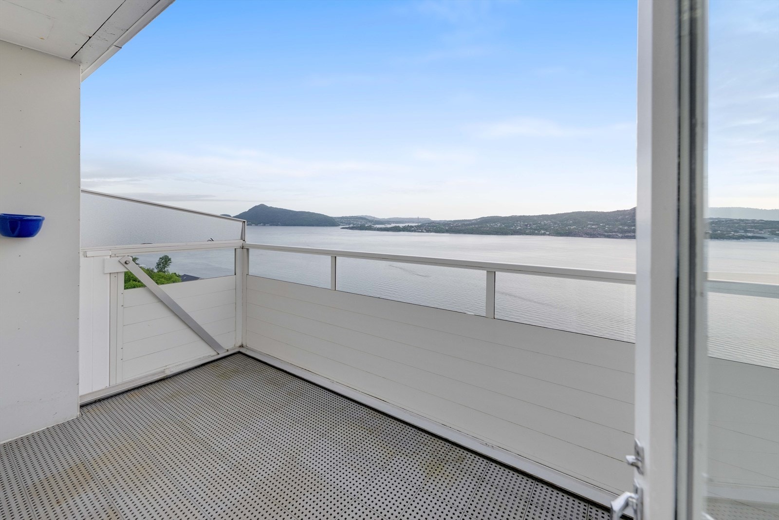 Fra stuen er det utgang til en herlig terrasse på ca. 8 m² med plass til hagemøbler og elektrisk grill, et perfekt sted å nyte både solen og den enestående utsikten. Galleribilde