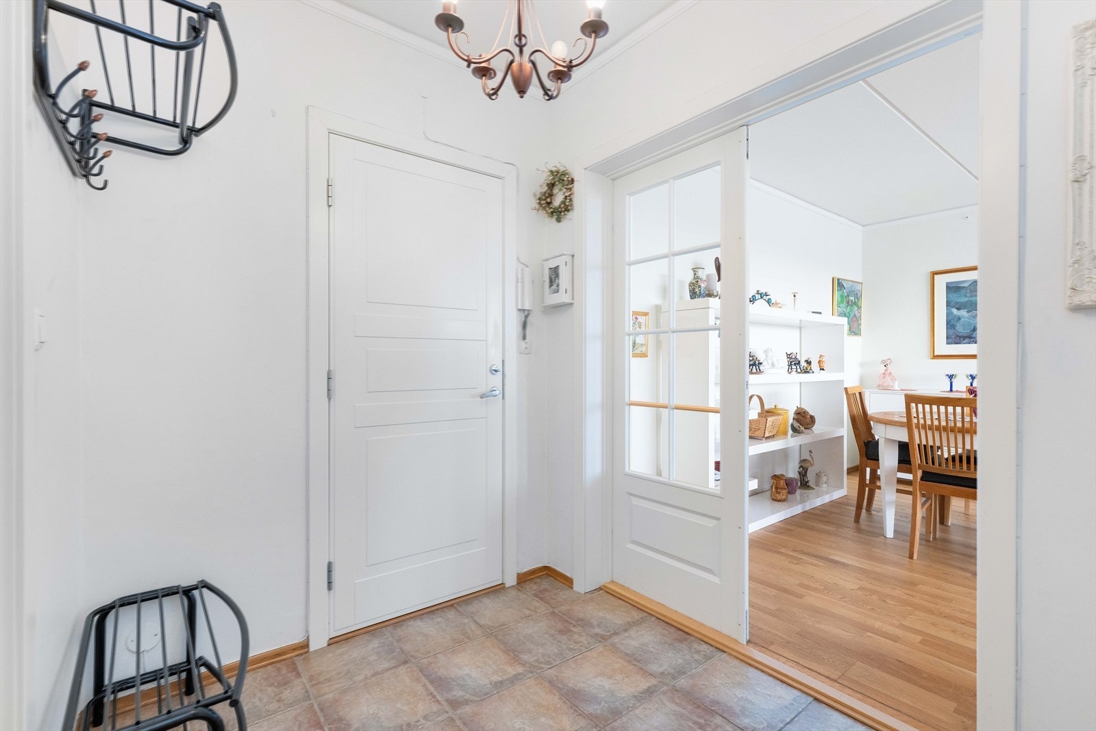 Entréen har fliser på gulvet, som er praktisk på vestlandet. Galleribilde
