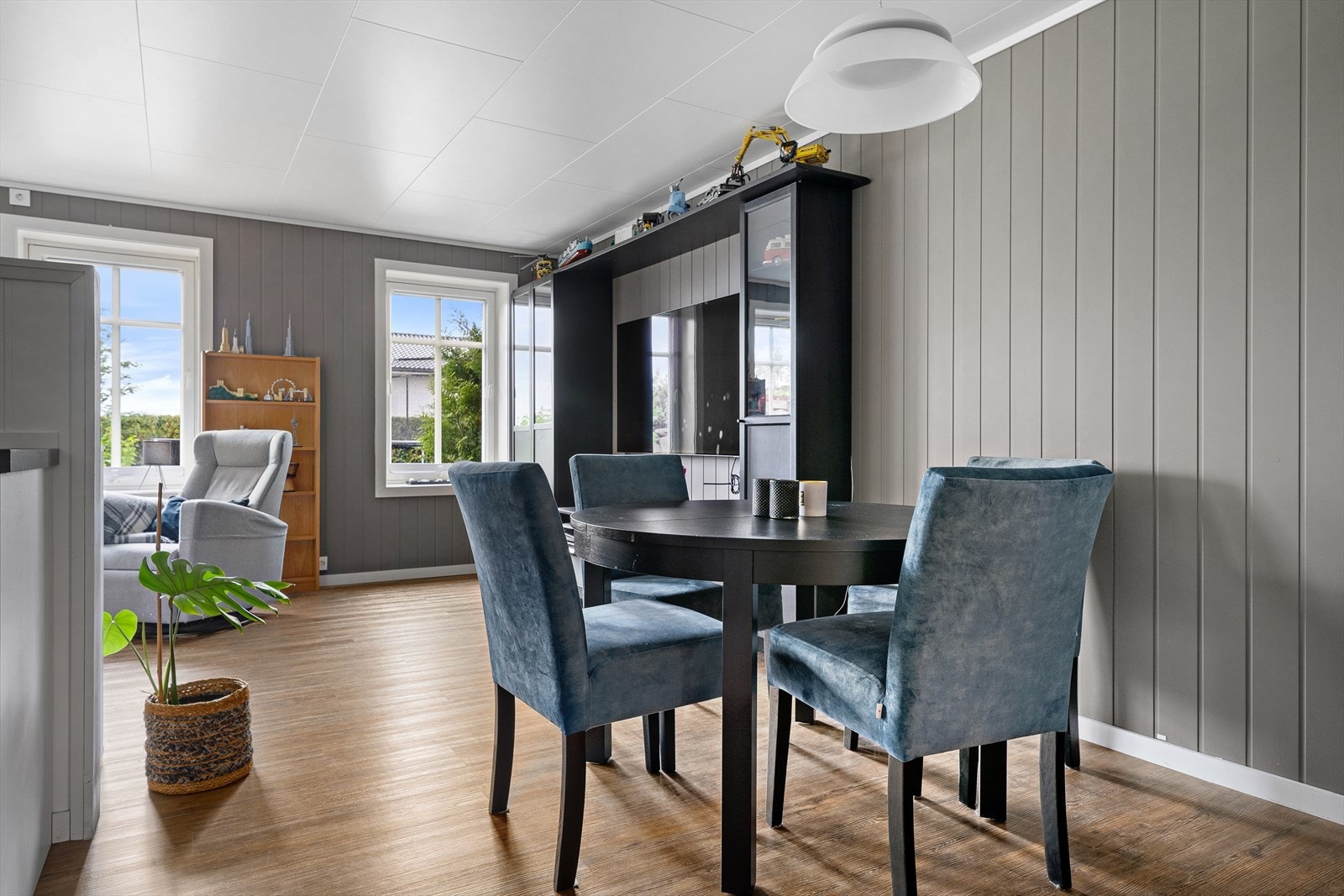 Det er plass til en liten spisegruppe i tilknytning til stuen. Galleribilde